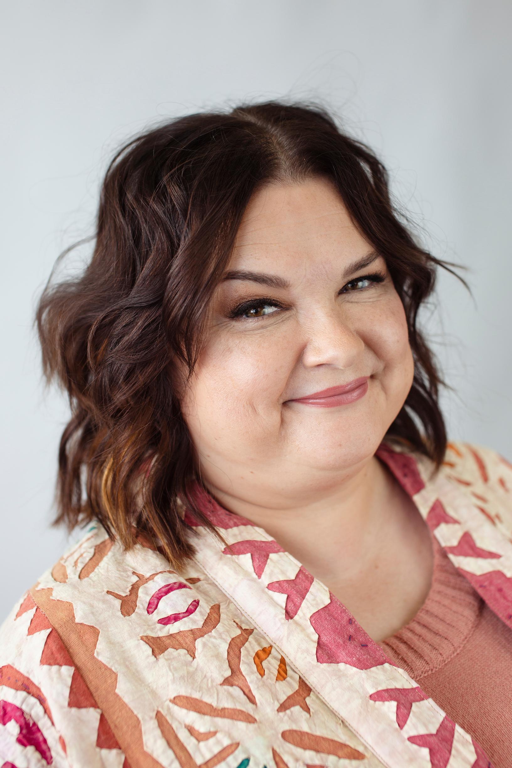 Mirva sai muodonmuutoksessa raidat, jotka toivat tummiin hiuksiin ryhtiä ja makean muodon