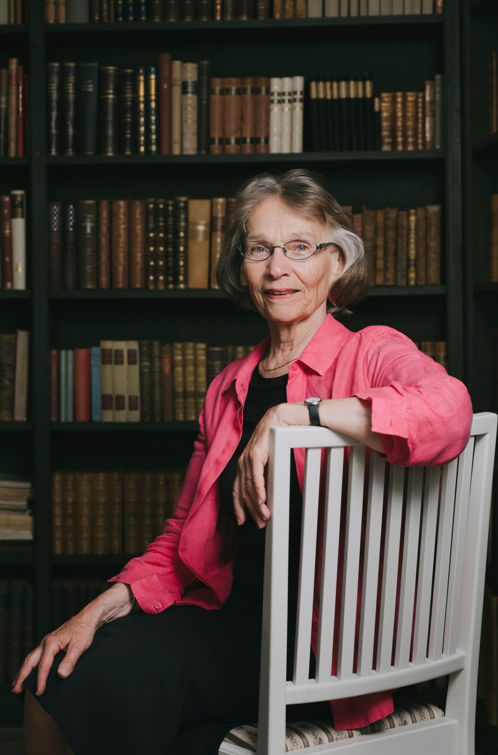 Aiemmin Ulla-Lena Lundberg livahti ulkomaille aina, kun uusi kirja ilmestyi. Tällä kertaa hän jää kotiin ja ajattelee kirjan vastaanottoa kuin säätä. Se pitää ottaa sellaisena kuin se on tullakseen.