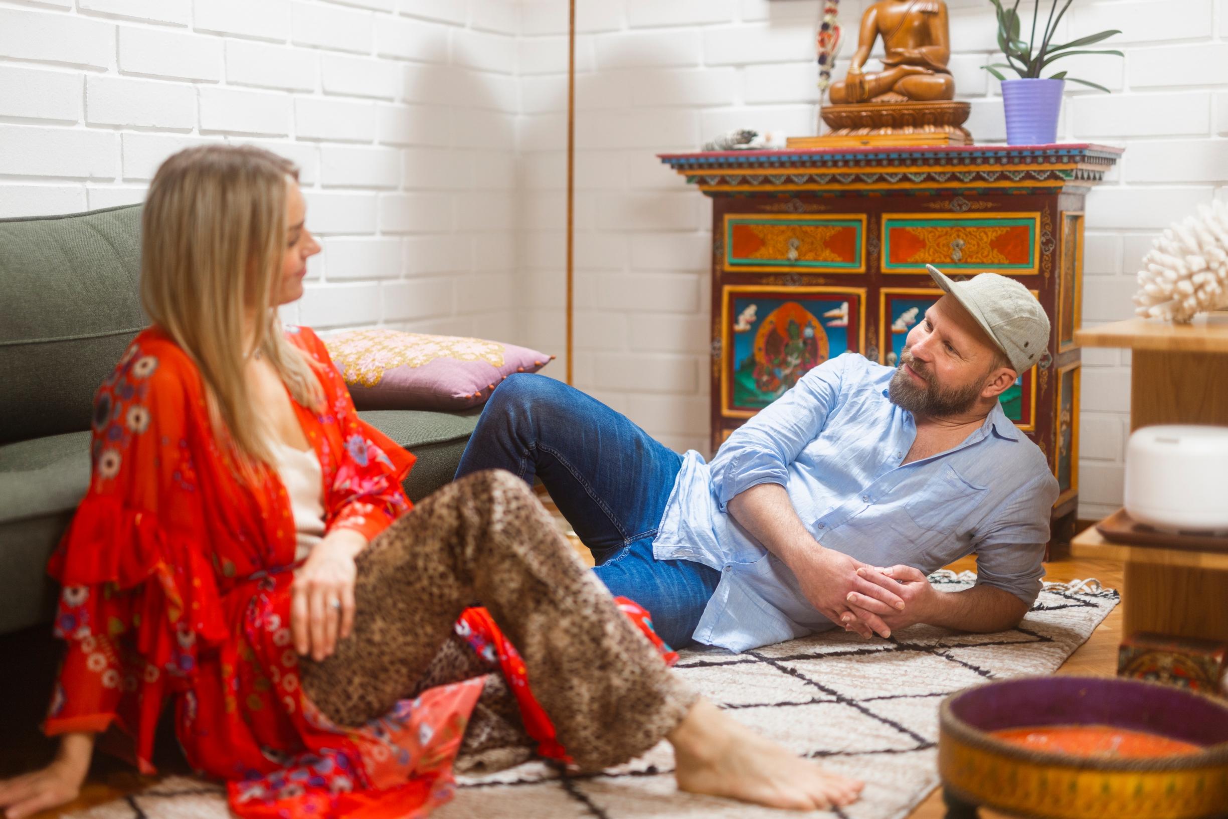 Tunna ja Jenni tietävät omakohtaisesti, että jokaisen uupumuskokemus on erilainen. ”Olemme puhuneet yhdessä paljon armosta ja armollisuudesta.”