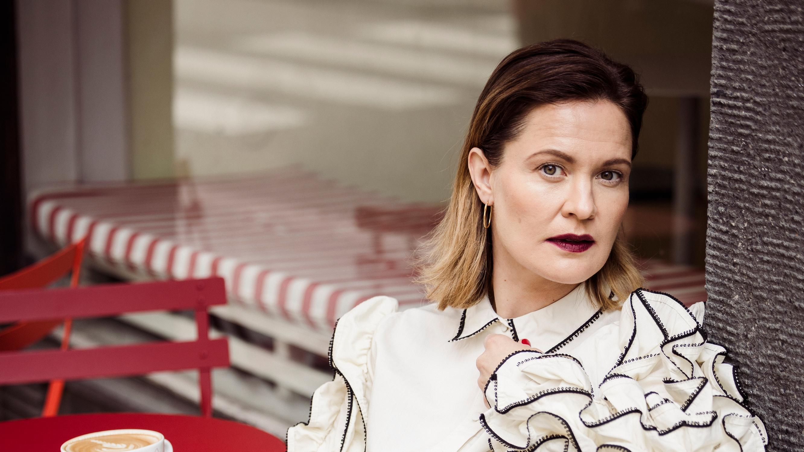 6 täydellistä farkkutyyliä – näyttelijä Lotta Kaihua näyttää, miten yhdistät denimin pitsin, korkkareiden ja röyhelöiden kanssa