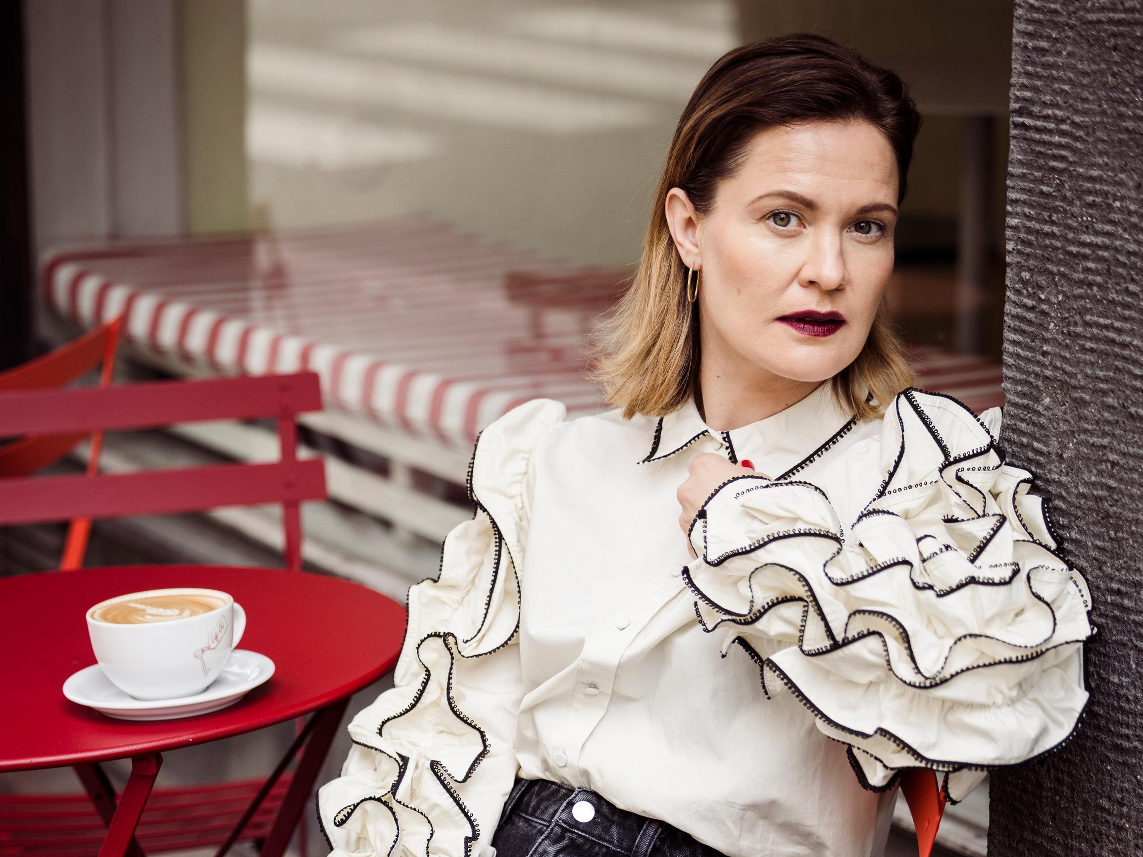 6 täydellistä farkkutyyliä – näyttelijä Lotta Kaihua näyttää, miten yhdistät denimin pitsin, korkkareiden ja röyhelöiden kanssa