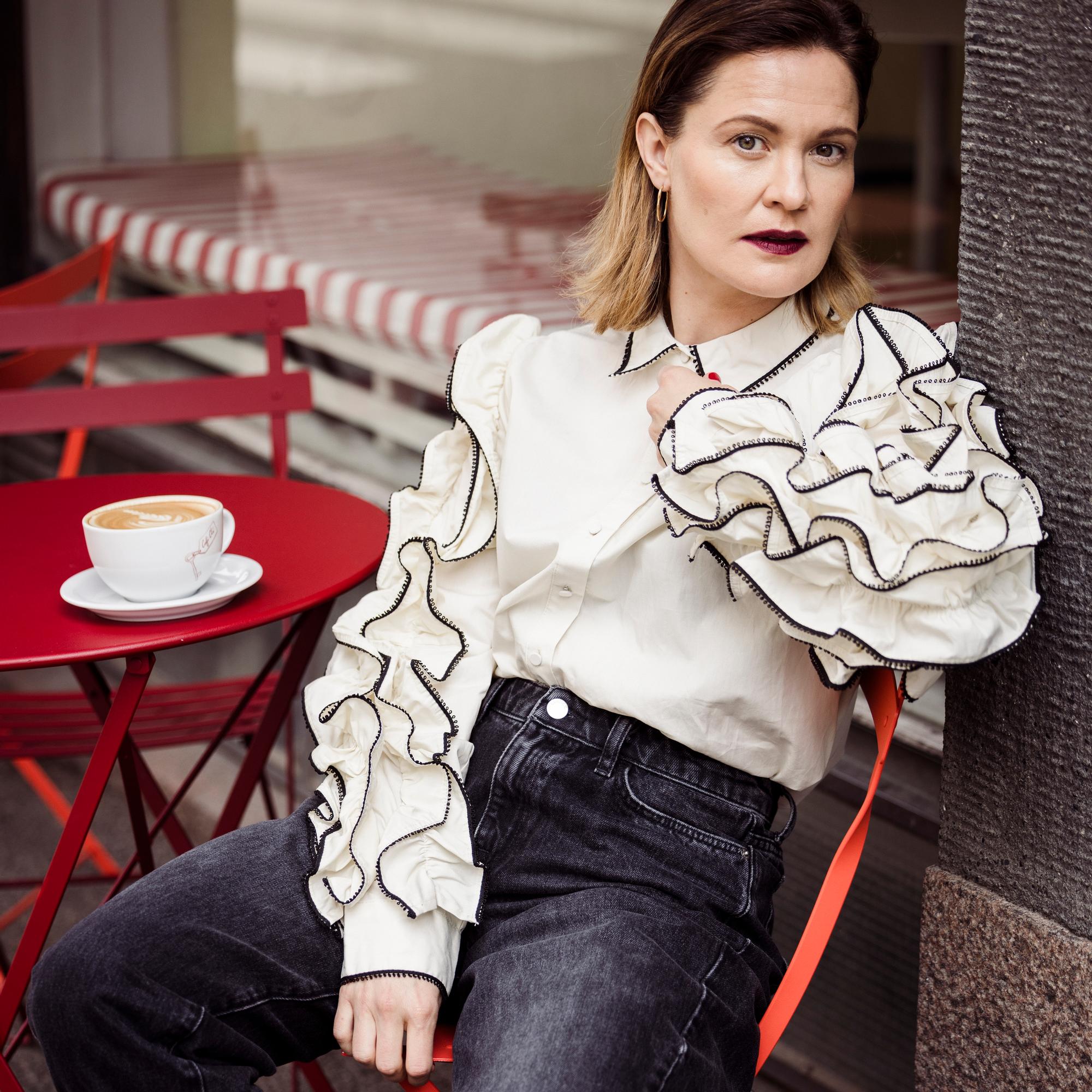 6 täydellistä farkkutyyliä – näyttelijä Lotta Kaihua näyttää, miten yhdistät denimin pitsin, korkkareiden ja röyhelöiden kanssa