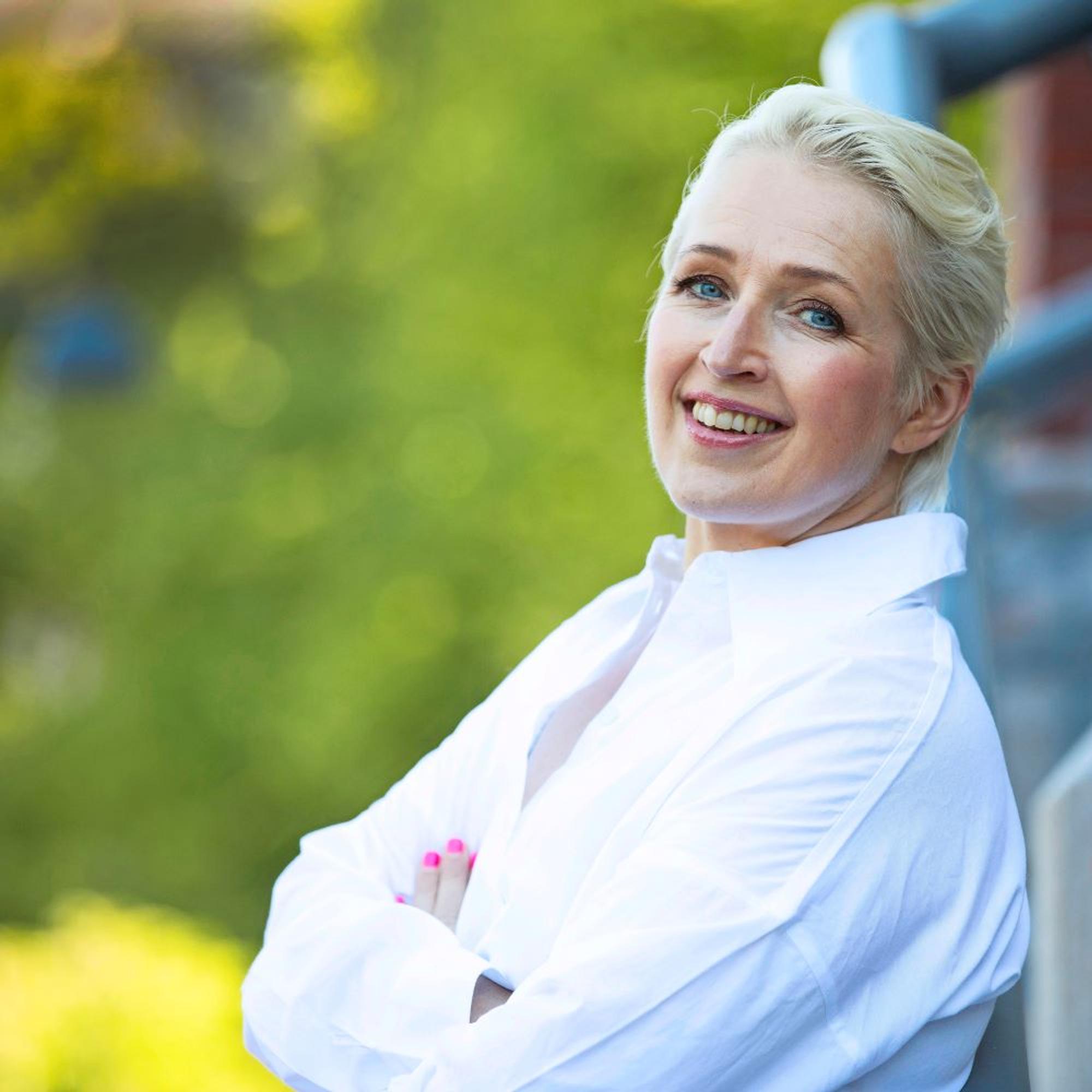 ”Tunsin niin jäätävää häpeää, että sitä on mahdotonta edes yrittää kuvailla”, kertoo Anna Perho, joka kärsi esiintymisjännityksestä