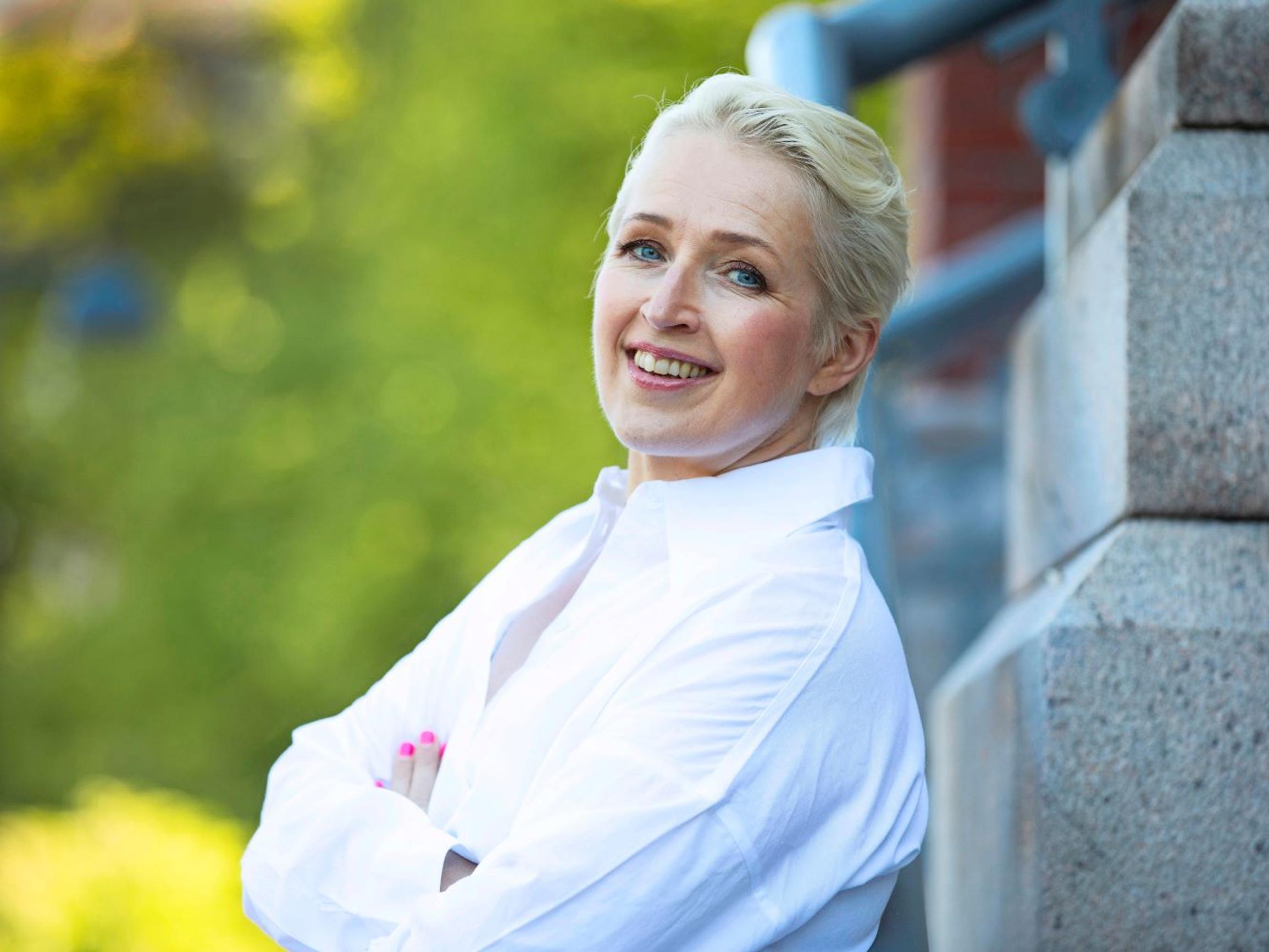 ”Tunsin niin jäätävää häpeää, että sitä on mahdotonta edes yrittää kuvailla”, kertoo Anna Perho, joka kärsi esiintymisjännityksestä