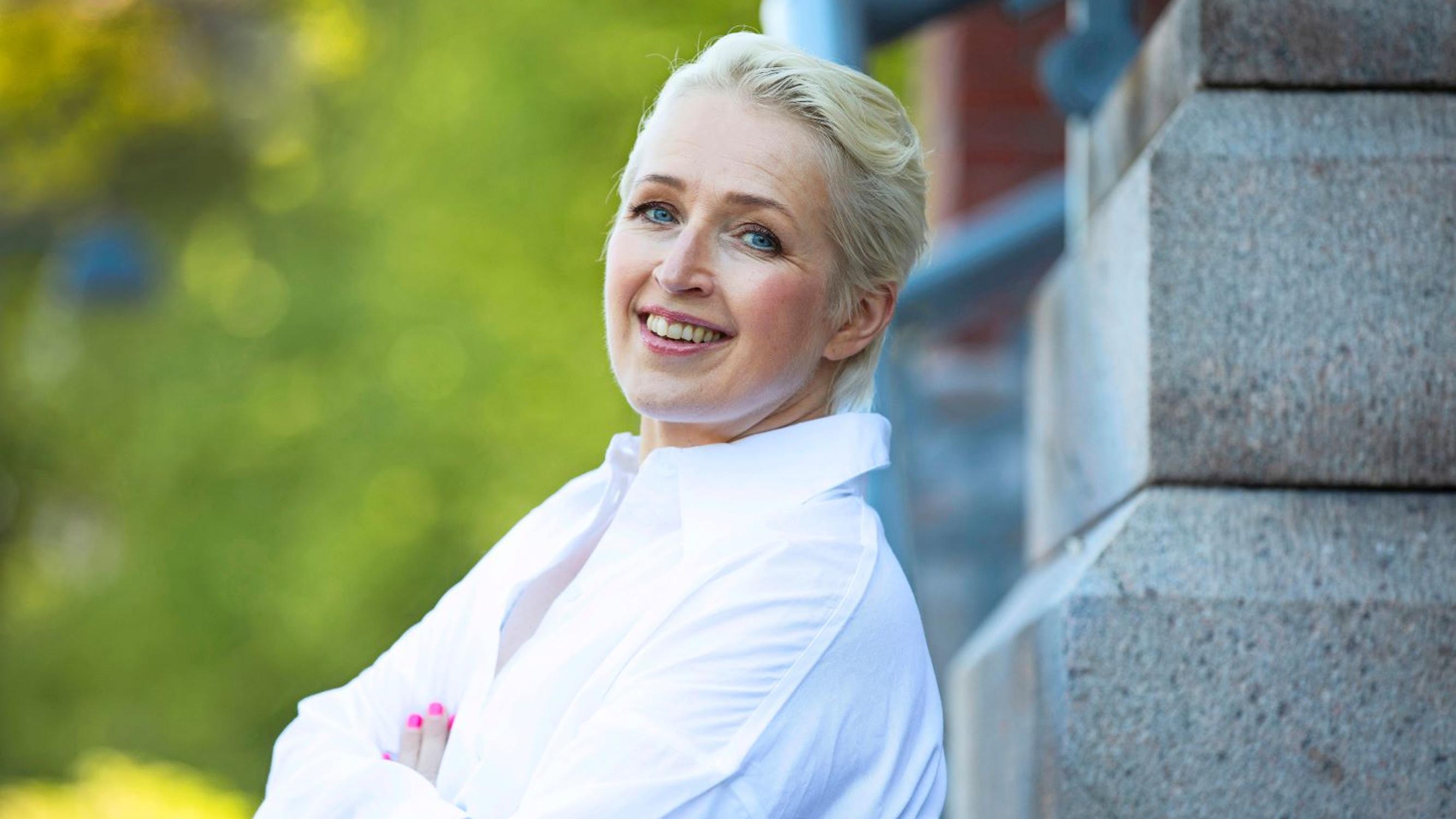 ”Tunsin niin jäätävää häpeää, että sitä on mahdotonta edes yrittää kuvailla”, kertoo Anna Perho, joka kärsi esiintymisjännityksestä