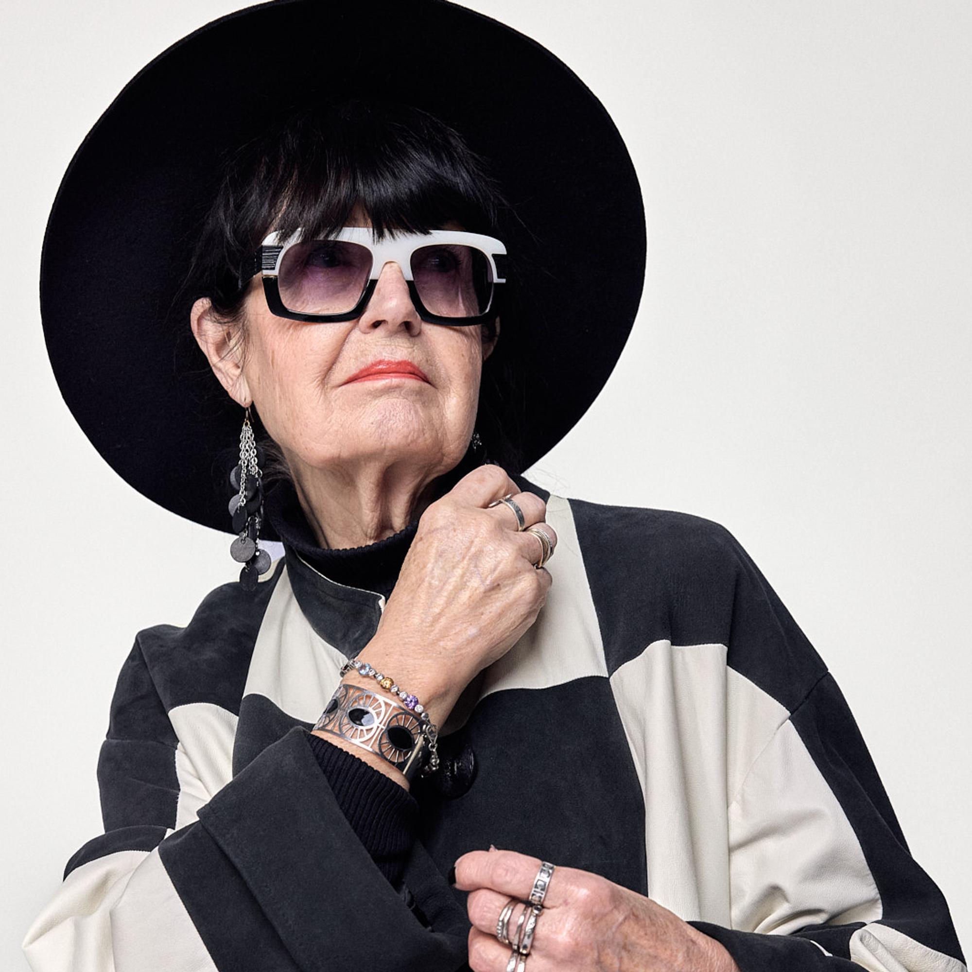 Ulla, 78, toteutti eläkkeellä unelmansa muotiateljeesta – näin huikeita asuja hän luo kellarissaan