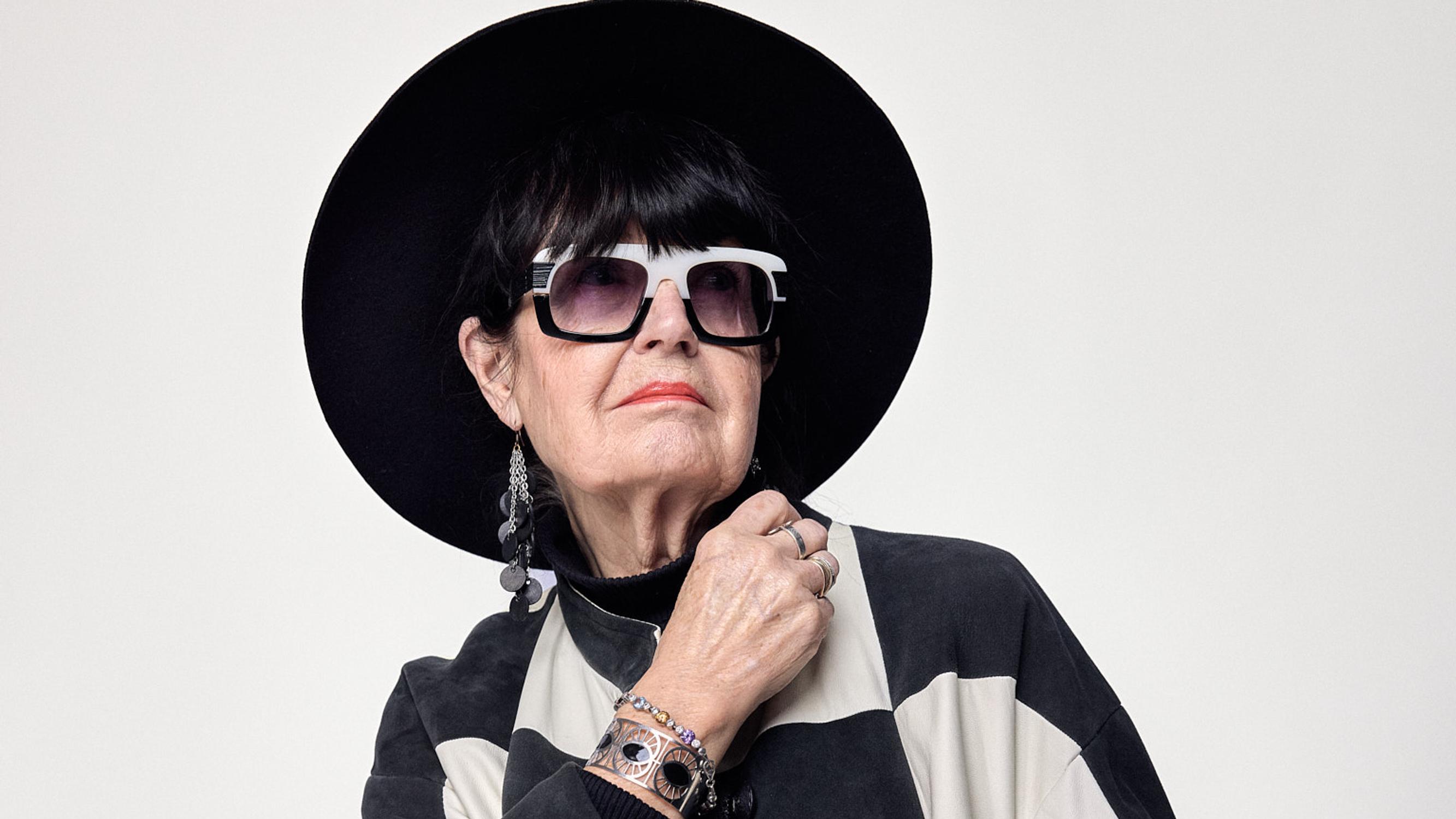 Ulla, 78, toteutti eläkkeellä unelmansa muotiateljeesta – näin huikeita asuja hän luo kellarissaan