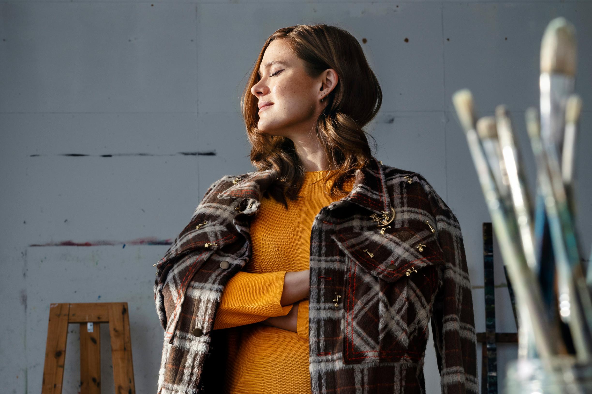 Krista Kososen lempeä, tummanpuhuva ääni on yksi suosituimmista äänikirjaäänistä: ”Tehtäväni on välittää teksti lämpimästi eläytyen”