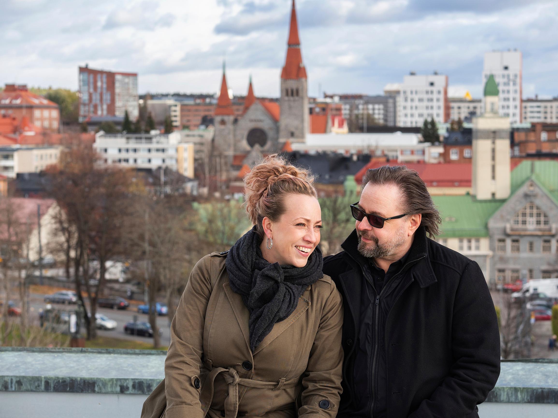 Kotikaupunki Tampere on molemmille rakas. Finlaysonin entisen tehdasrakennuksen katolla sijaitsevan Café Katon terassilta näkee koko keskustan.
