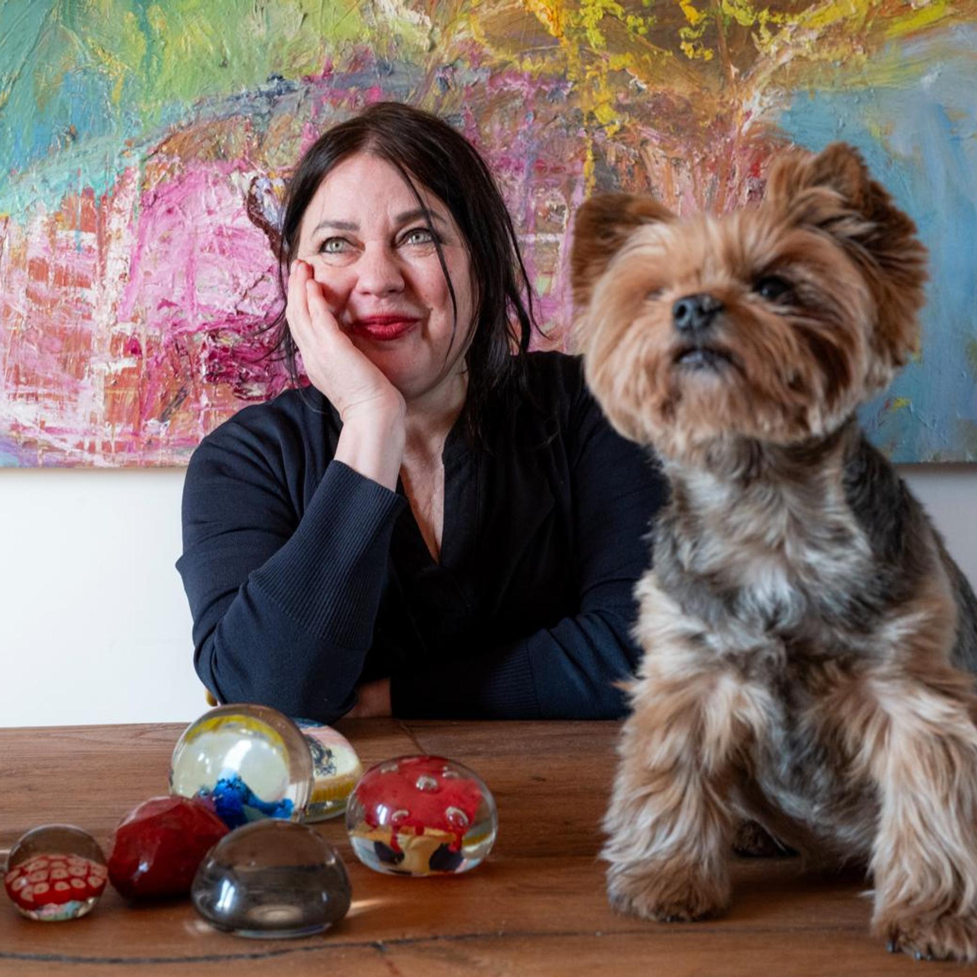 Taiteilija Nanna Susi osti Roomasta kattohuoneiston näkemättä asuntoa – kodin sydän on 30-neliöinen maisematerassi