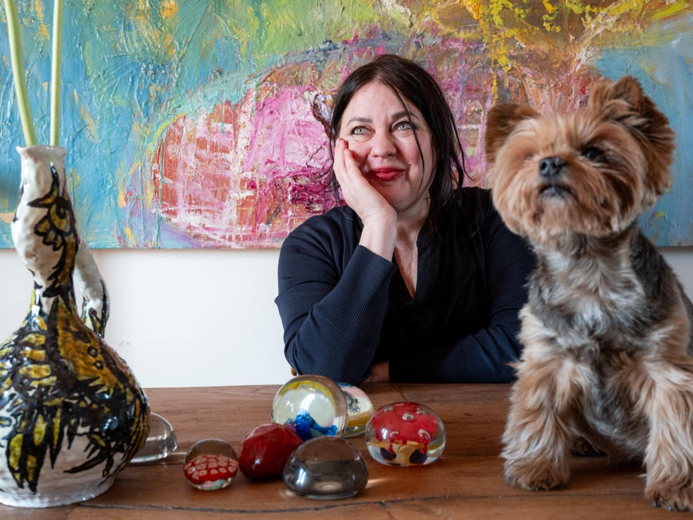 Taiteilija Nanna Susi osti Roomasta kattohuoneiston näkemättä asuntoa – kodin sydän on 30-neliöinen maisematerassi