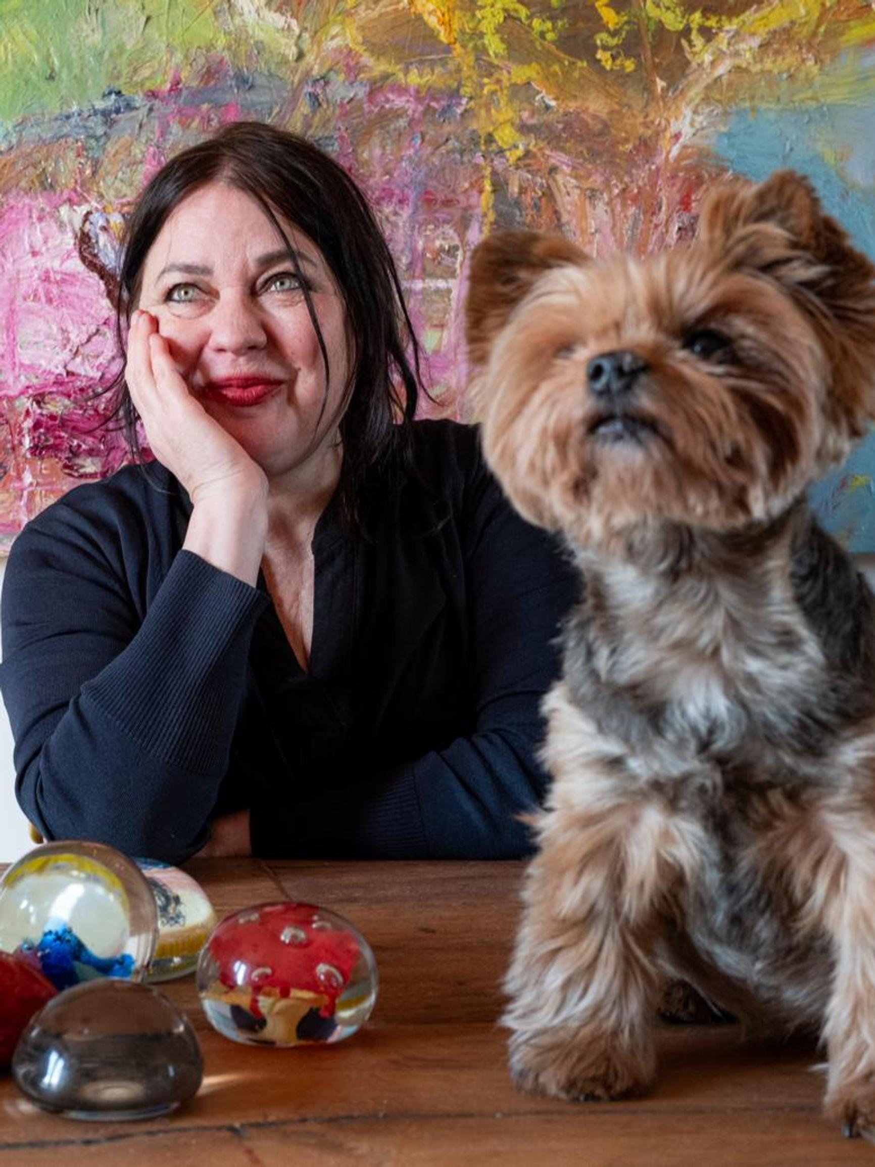 Taiteilija Nanna Susi osti Roomasta kattohuoneiston näkemättä asuntoa – kodin sydän on 30-neliöinen maisematerassi