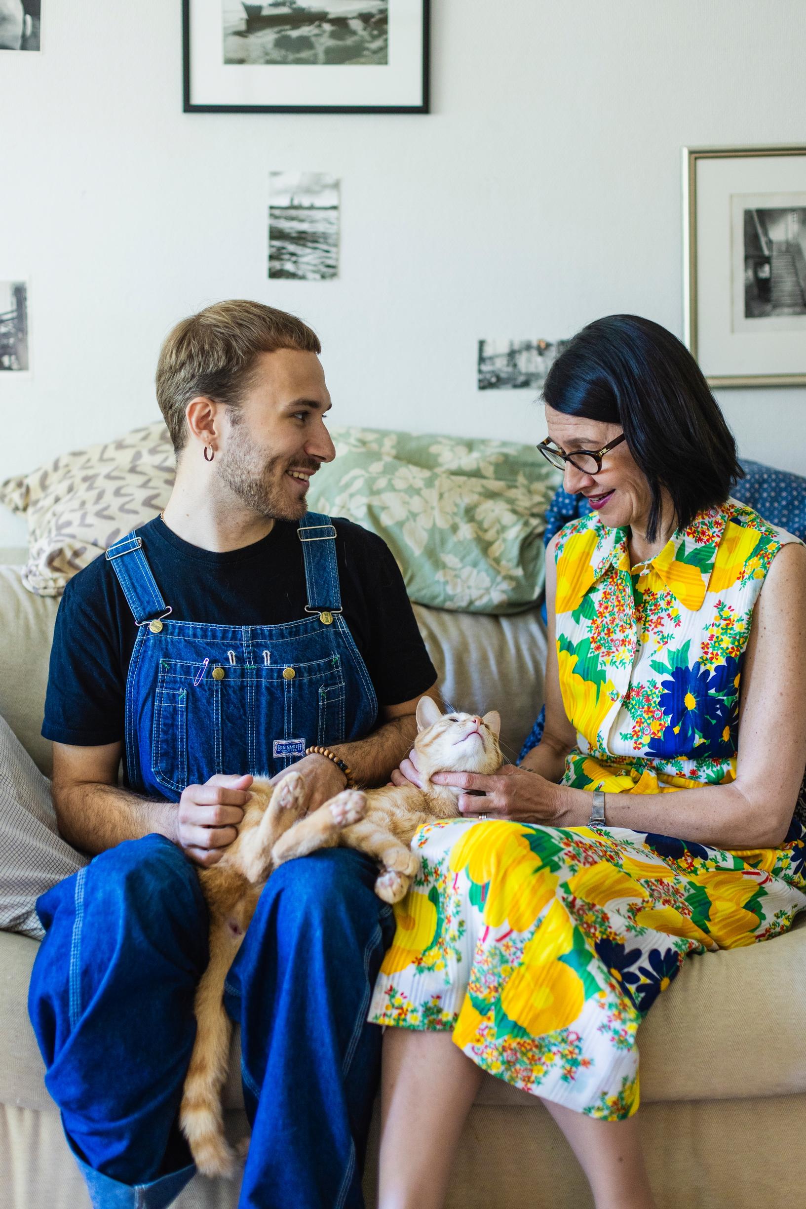 Kun Einon Kaito-kissa kaipaa hoitajaa, parin korttelin päässä asuva Riina rientää avuksi.