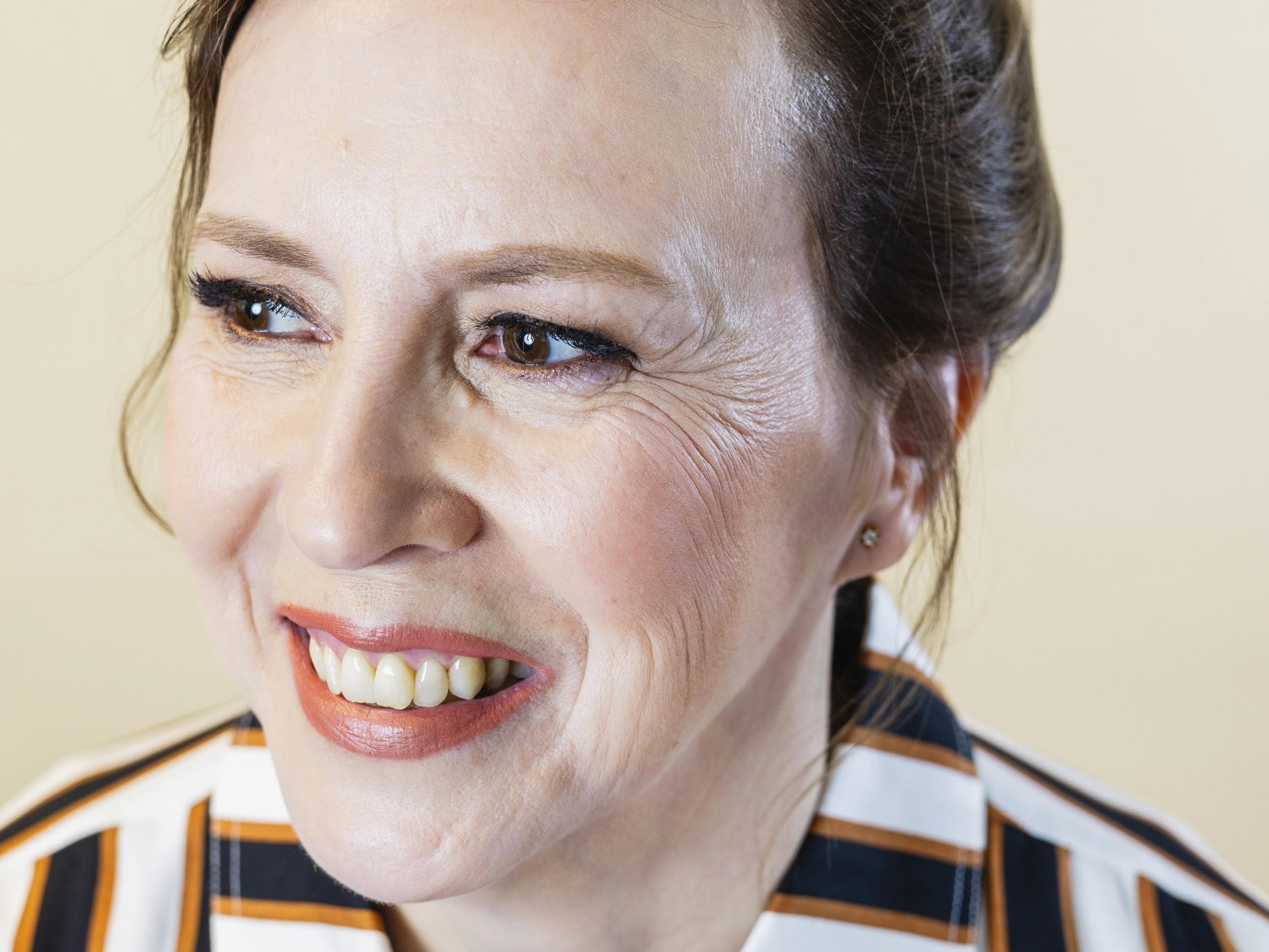 Tällä meikillä korostat ja kohotat kasvonpiirteitäsi – Aila, 54, sai muuttumisleikissä meikin, joka sopii monelle