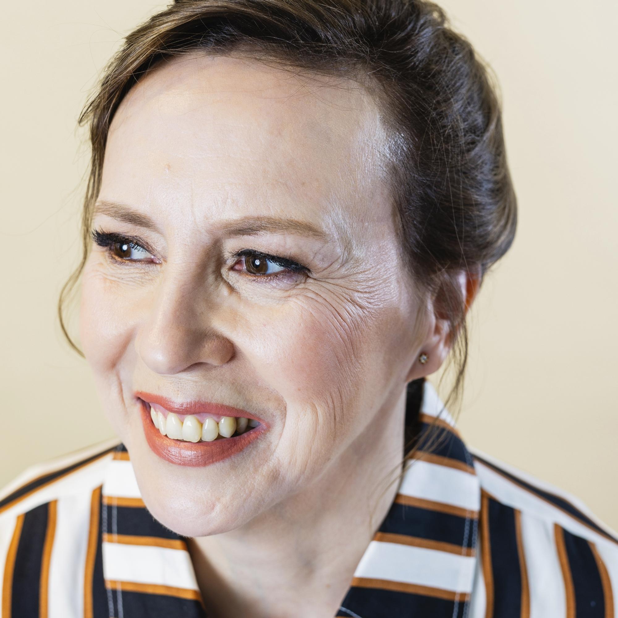 Tällä meikillä korostat ja kohotat kasvonpiirteitäsi – Aila, 54, sai muuttumisleikissä meikin, joka sopii monelle