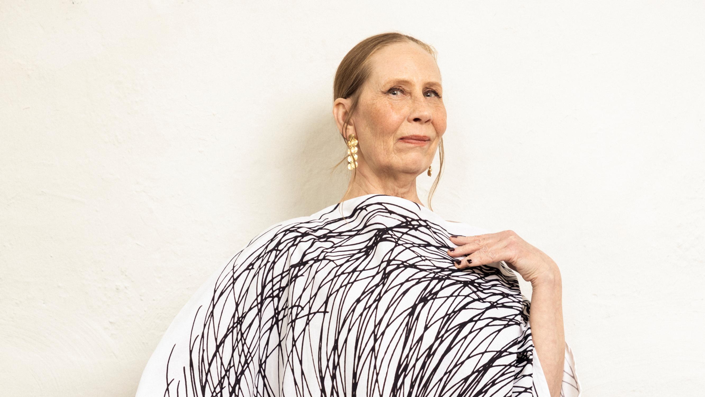 Kati Outista harmittaa, miten paljon naisten pukeutumiseen kiinnitetään huomiota juhlissa: ”Se on mennyt yli äyräiden”