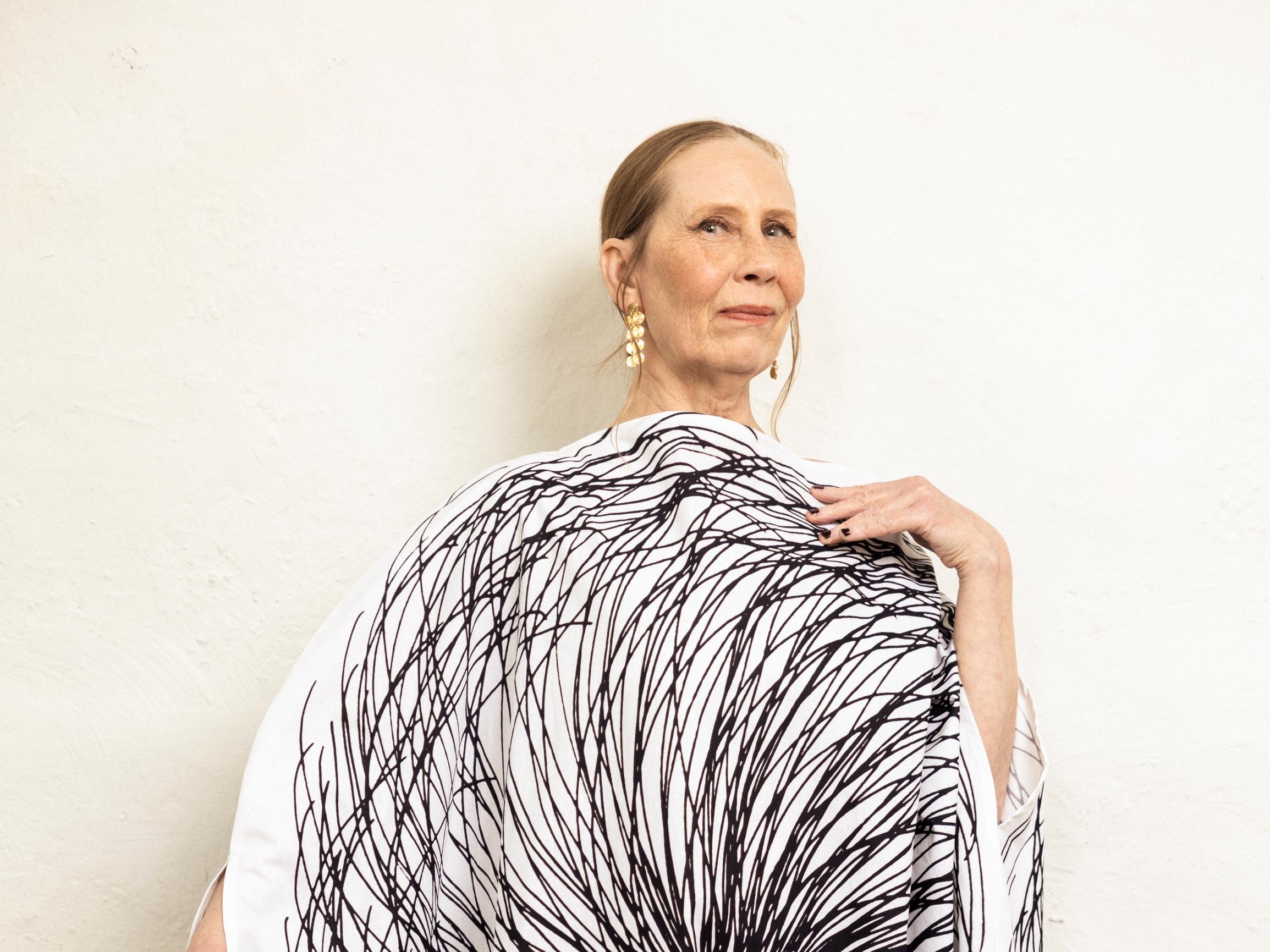 Kati Outista harmittaa, miten paljon naisten pukeutumiseen kiinnitetään huomiota juhlissa: ”Se on mennyt yli äyräiden”