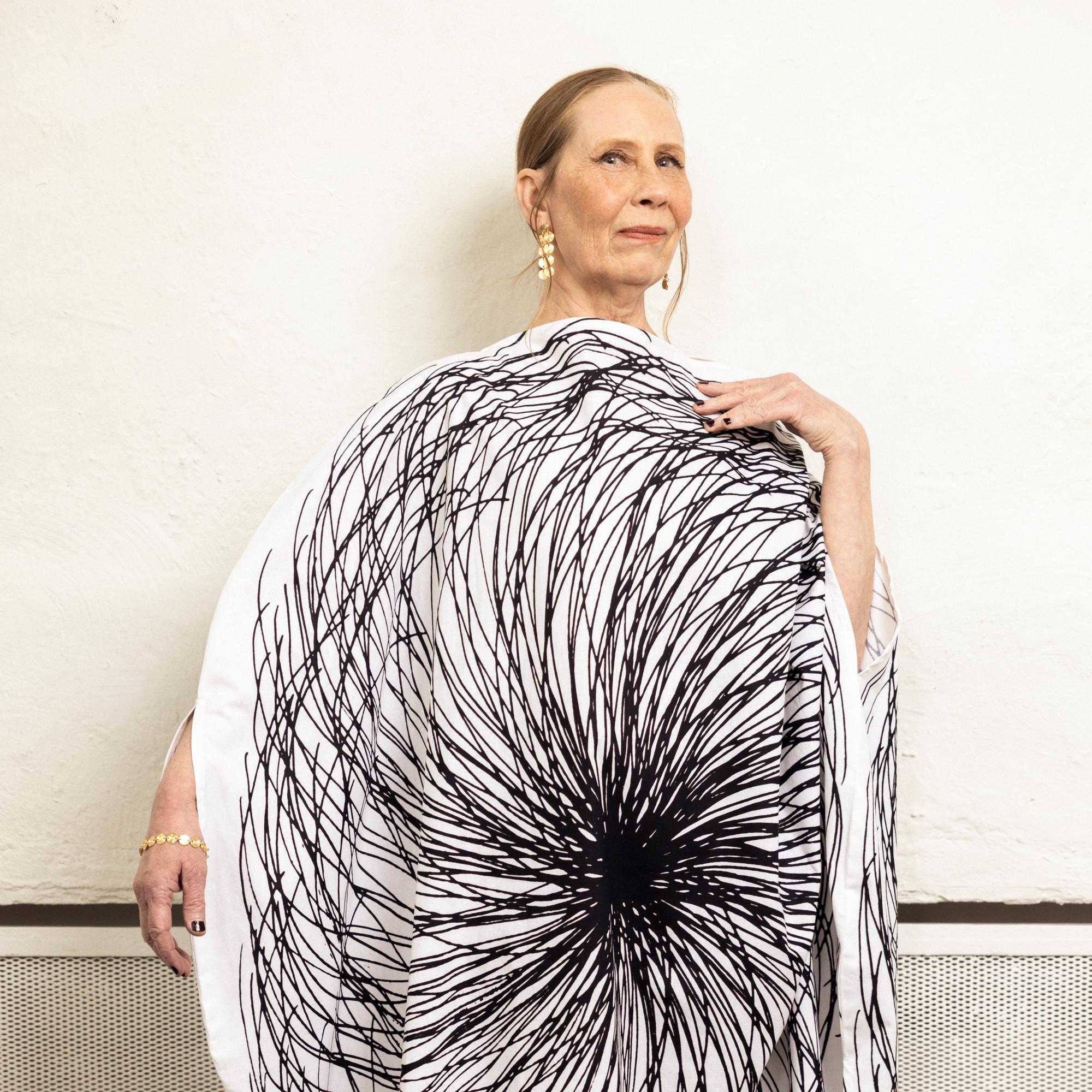 Kati Outista harmittaa, miten paljon naisten pukeutumiseen kiinnitetään huomiota juhlissa: ”Se on mennyt yli äyräiden”