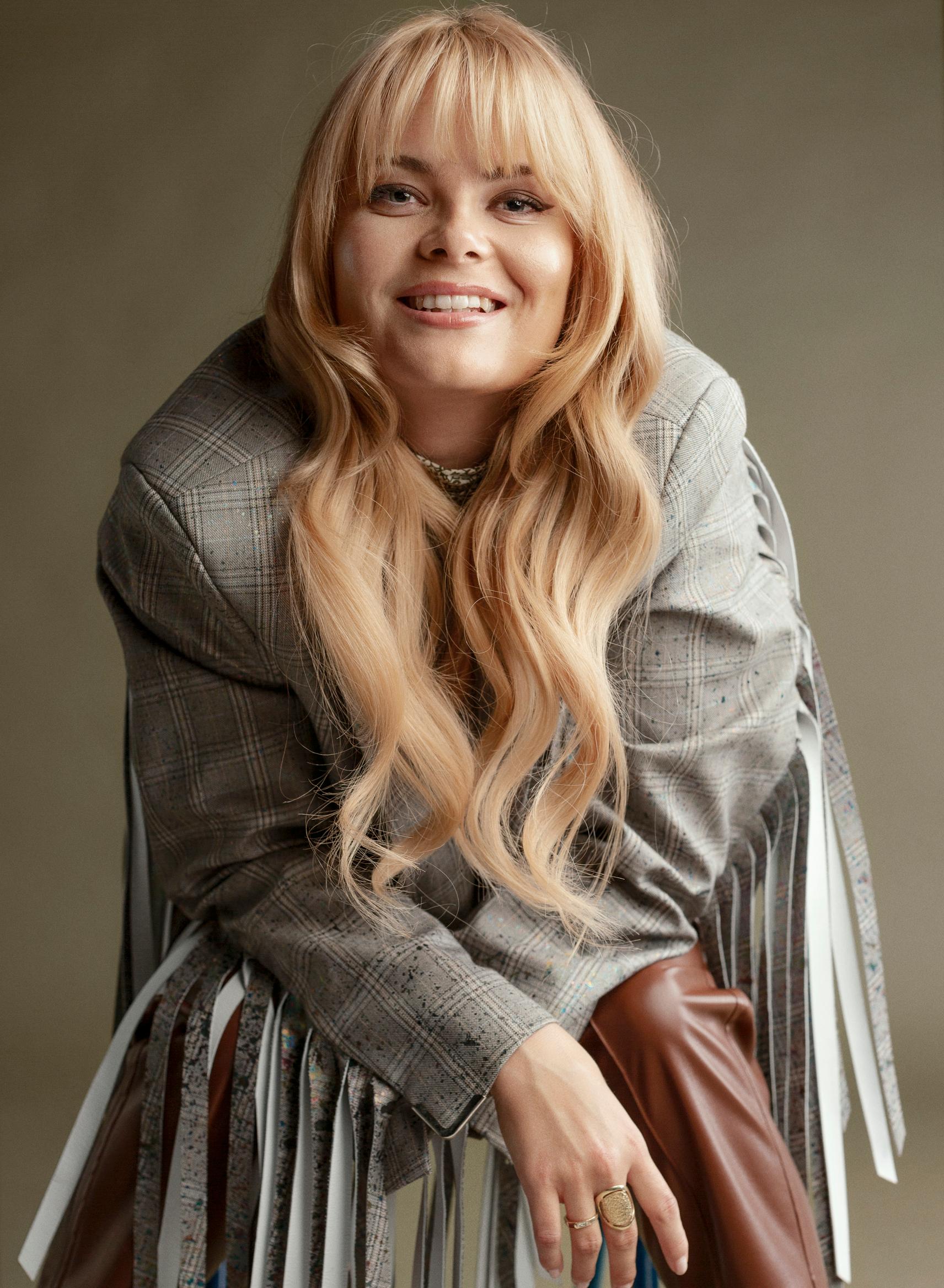 Tänä syksynä Vikman pääsee keikkailemaan, ja se tuntuu hyvältä. ”Olen ollut hetkittäin hämilläni tästä kaikesta. Mietin, ansaitsenko tätä onnea”, hän pohtii.