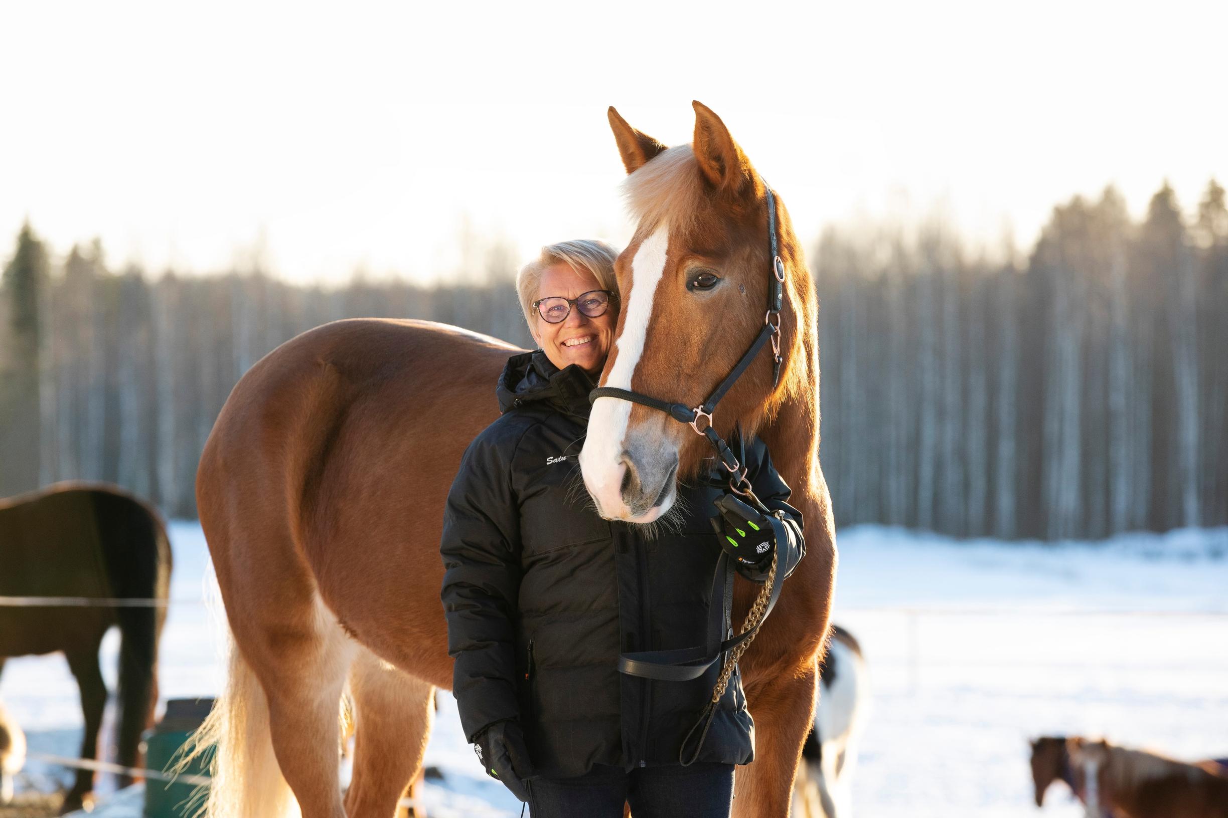 Selviytymistarina: Kun Satu Turkka menetti puolisonsa onnettomuudessa, pahimpaan ahdistukseen auttoivat hevoset – ”Olen elänyt voimieni äärirajoilla”