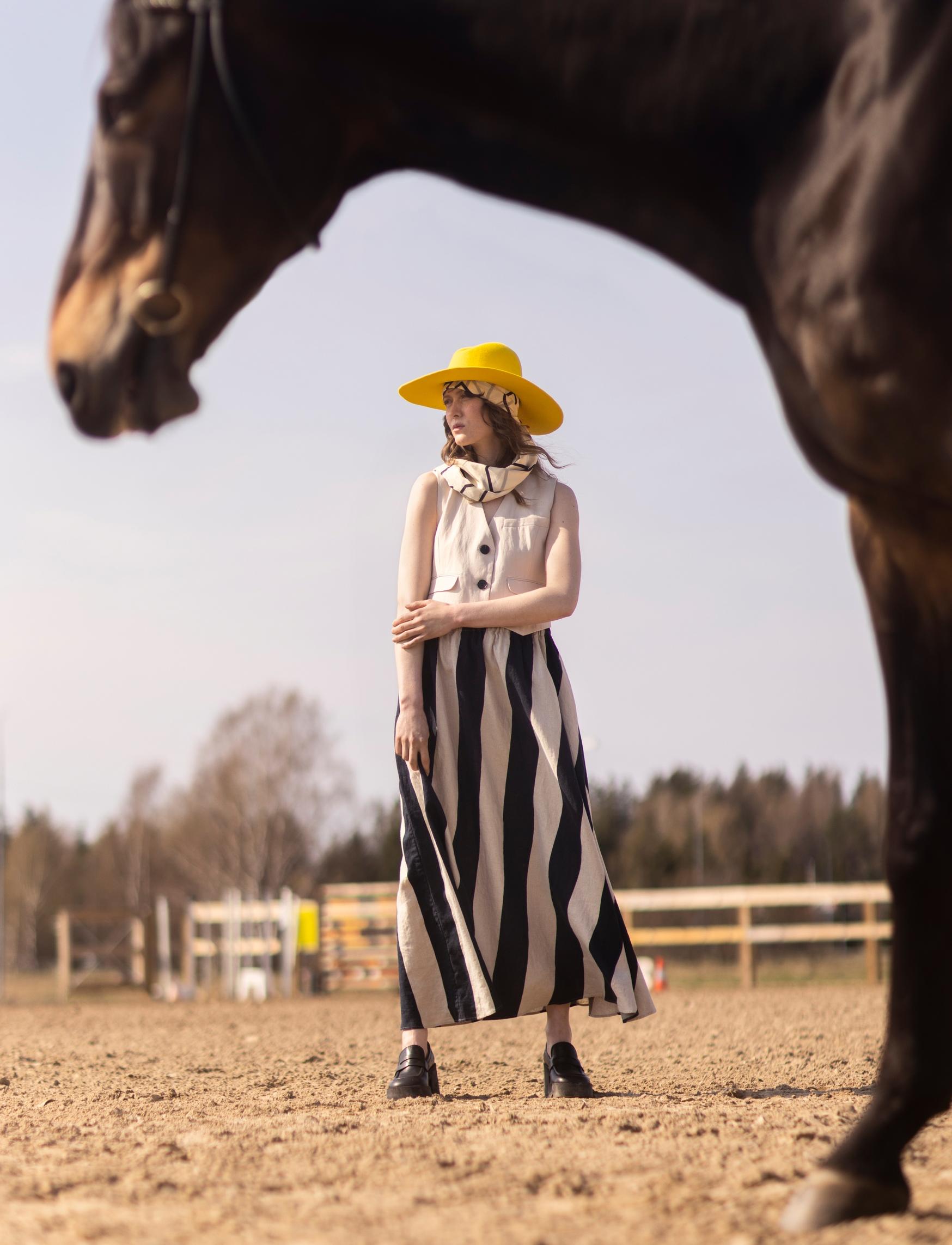 Liivi 139 e, Gestuz. Pitkä hame 250 e, Marimekko. Mustavalkokuvioinen huivi 149,99 e, Gant. Huopahattu 295 e, én Hats. Paksupohjaiset loaferit 269 e, Vamsko.