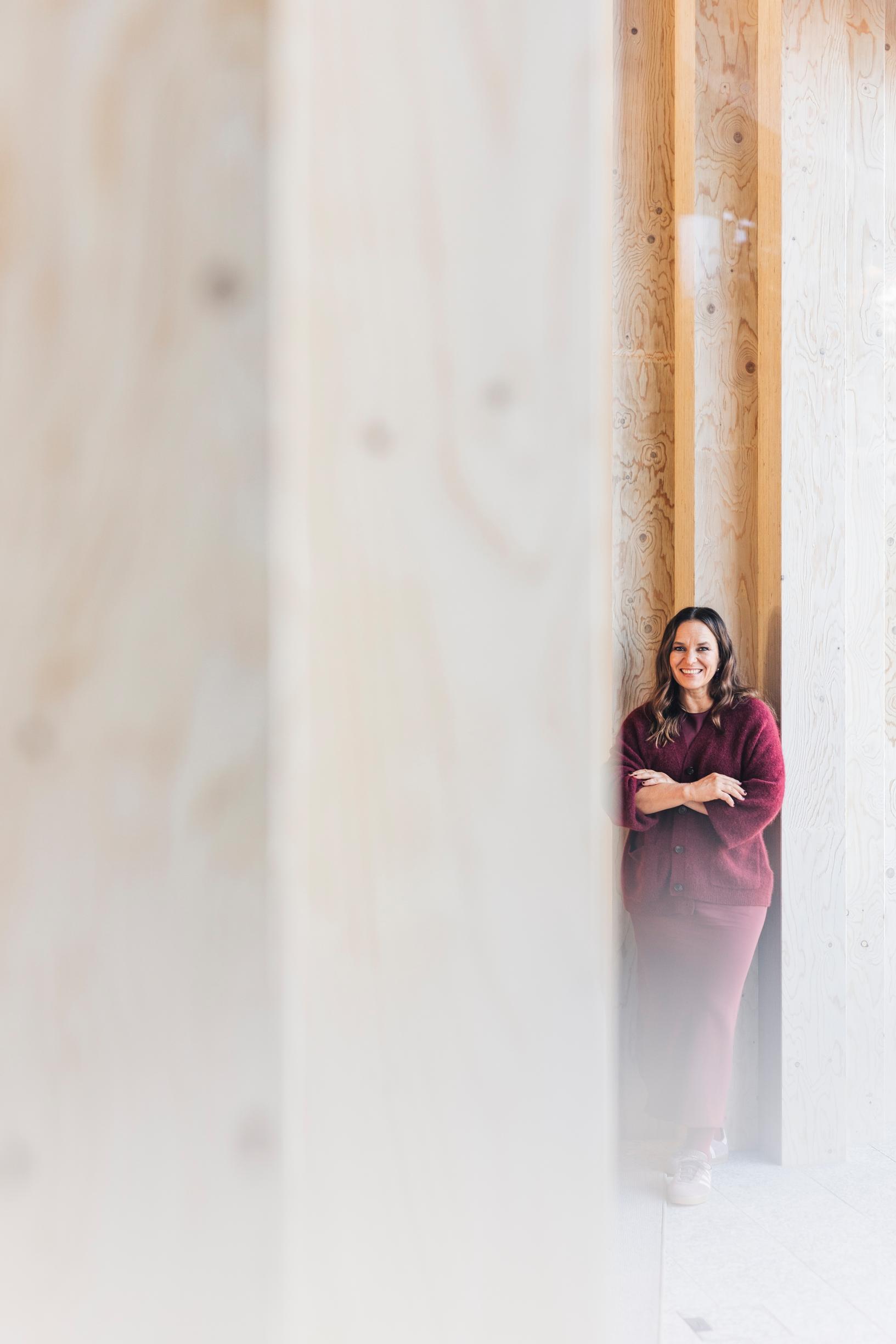 Satu Rämö on voinut keskittyä täysipäiväisesti kirjoittamaan kirjoja vasta viime vuosina. ”Jos megamenestys olisi tullut jo 20-vuotiaana, kun kirjoitin ensimmäisen tietokirjani, kuvittelisin, että kirjailijana eläminen on tosi helppoa.”