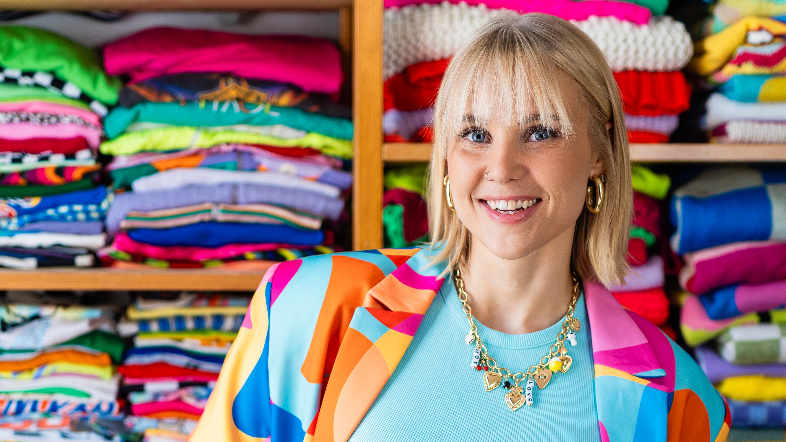 Entisen shoppailuaddiktin Lauran vaatteet täyttävät 2 makuuhuonetta: ”Vaatteisiin on mennyt paljon rahaa, mutta olen luonut niistä uran”