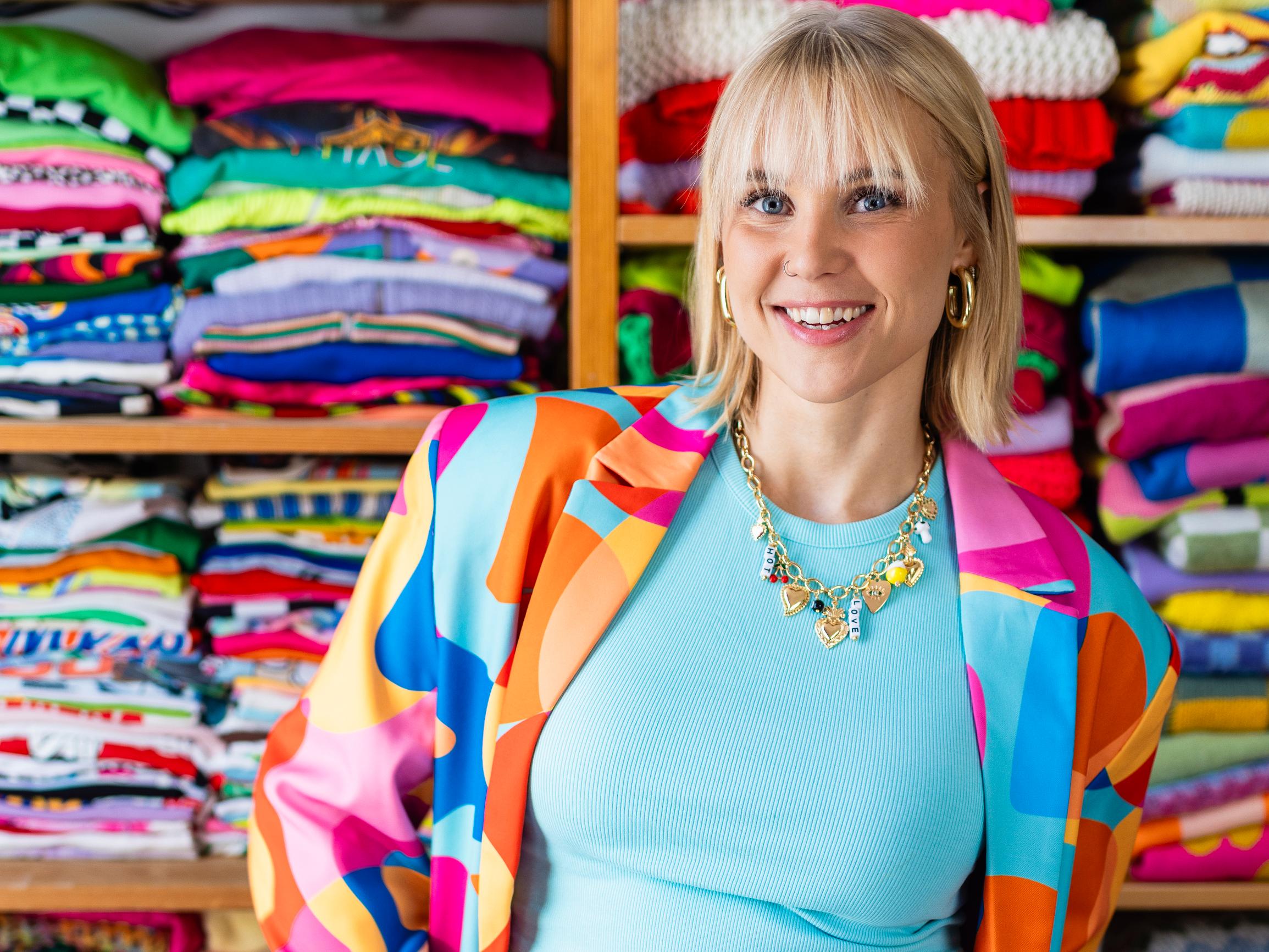 Entisen shoppailuaddiktin Lauran vaatteet täyttävät 2 makuuhuonetta: ”Vaatteisiin on mennyt paljon rahaa, mutta olen luonut niistä uran”