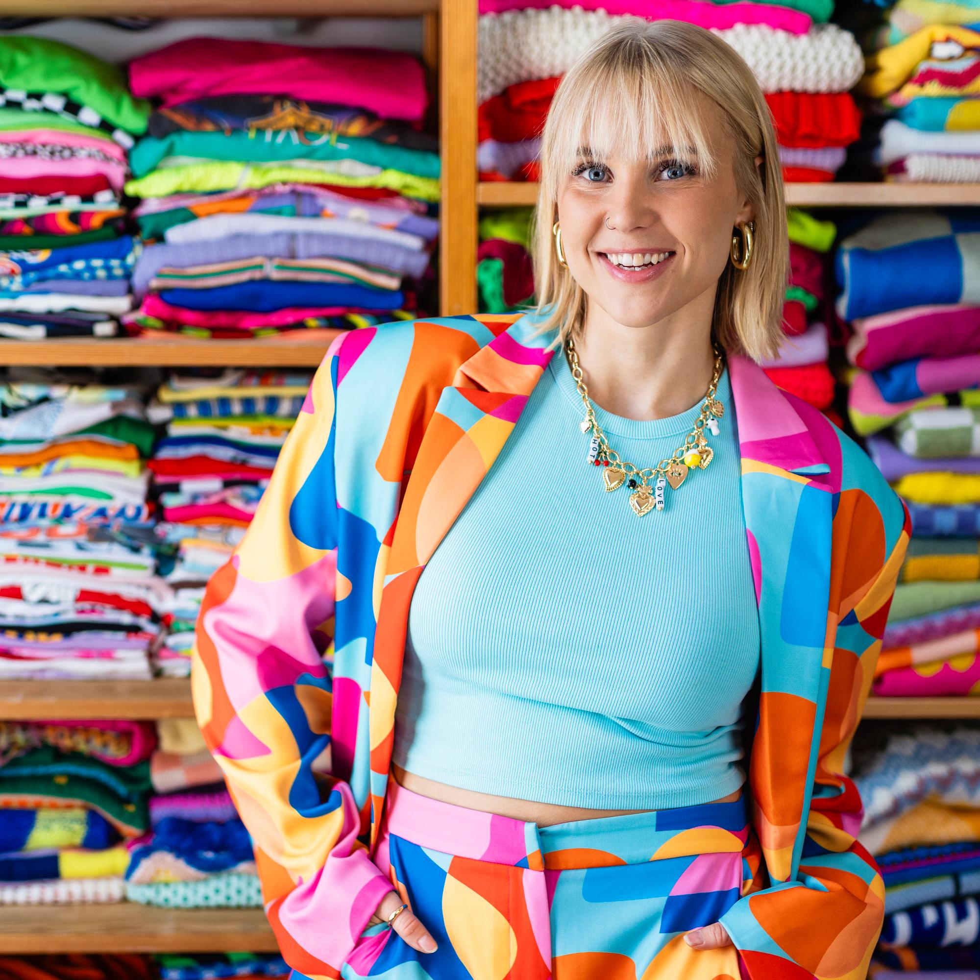 Entisen shoppailuaddiktin Lauran vaatteet täyttävät 2 makuuhuonetta: ”Vaatteisiin on mennyt paljon rahaa, mutta olen luonut niistä uran”