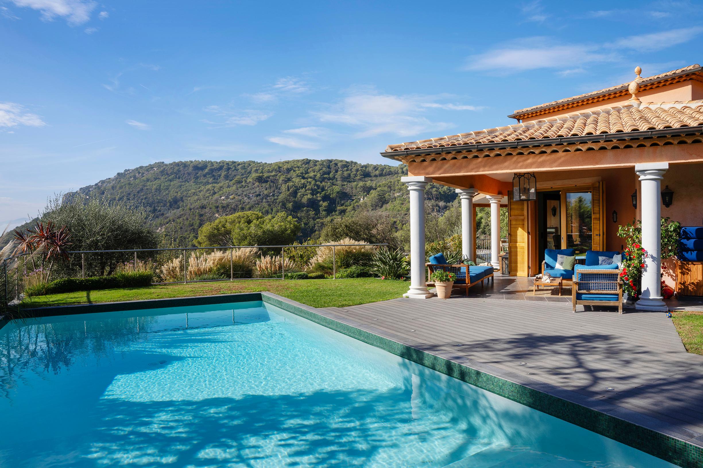 Uima-allas kätkee alleen salaisuuden, sillä Erjan rakennuttama sauna on sijoitettu rinteeseen sen alle.