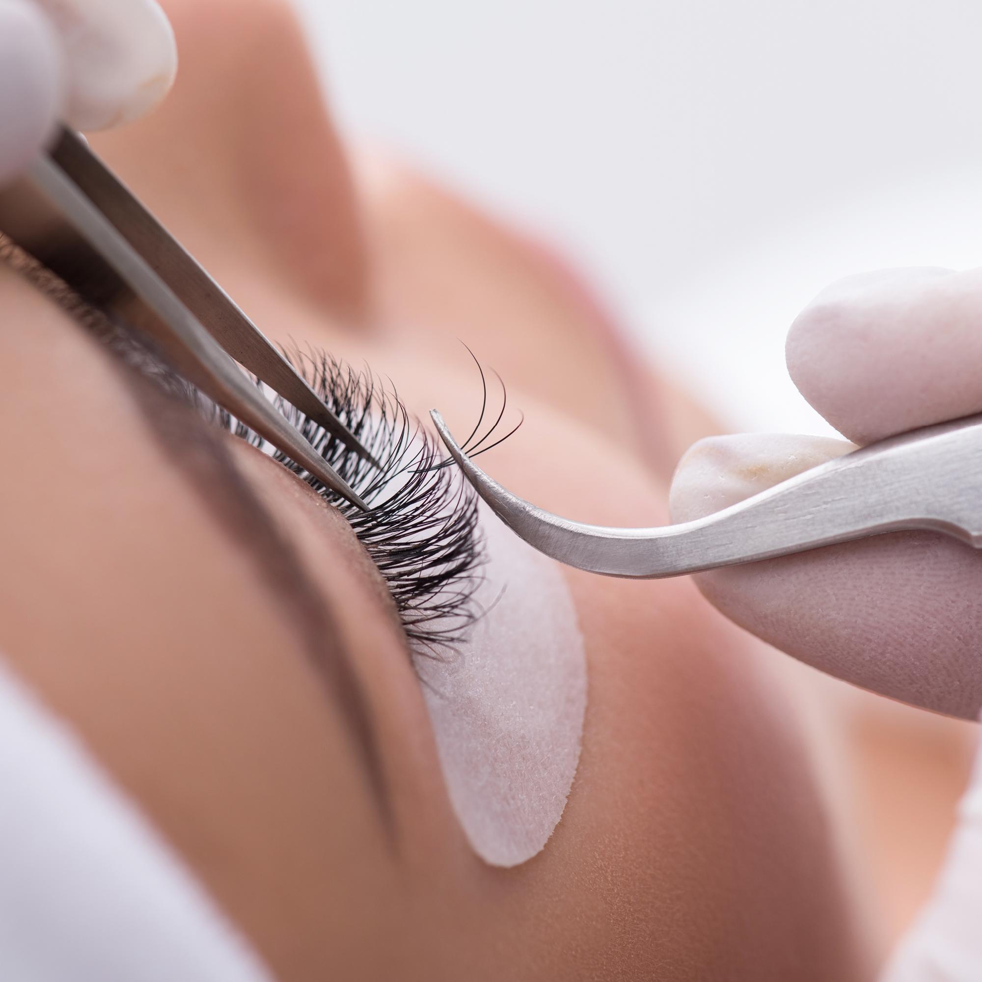 Jos harkitset ripsienpidennyksiä, ole tarkkana yhdessä asiassa – uusi tekniikka sopii myös herkille silmille
