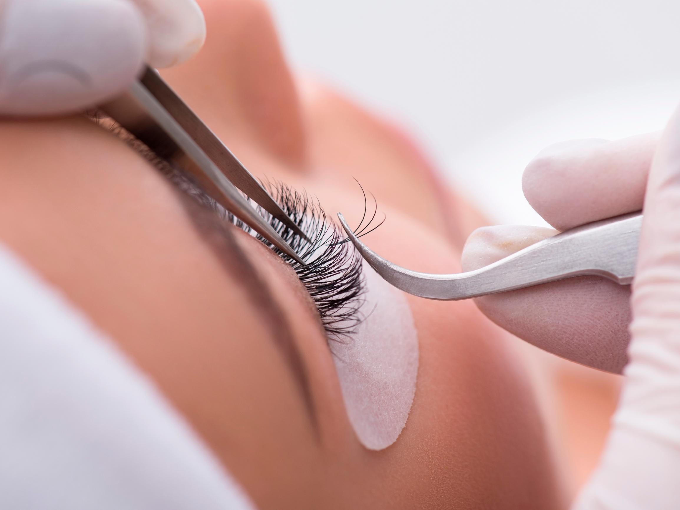Jos harkitset ripsienpidennyksiä, ole tarkkana yhdessä asiassa – uusi tekniikka sopii myös herkille silmille