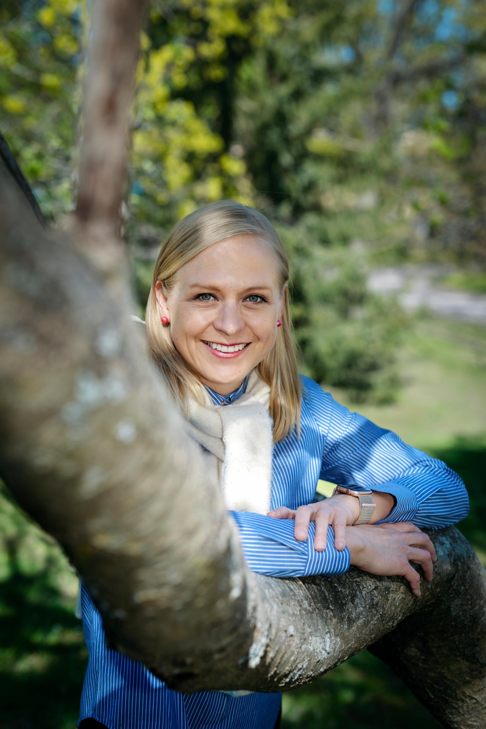 Elina harmittelee, että muistisairaudesta puhuttaessa korostetaan aina fyysistä jaksamista ja käytännön asioiden hoitamista, mutta omaisten henkinen taakka ja elämän rajoittuminen unohdetaan.