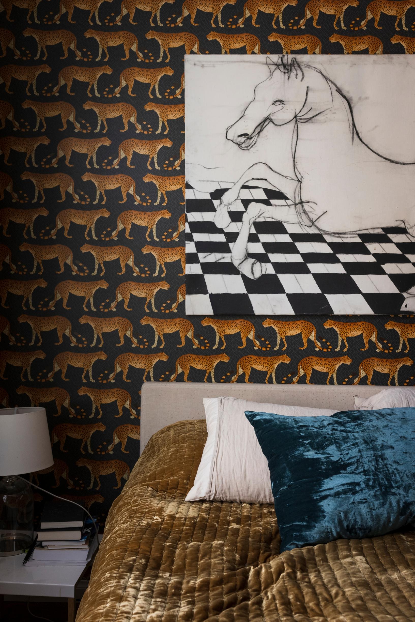 Anna Perho haaveilee uudesta sängynpäädystä. Persoonaa makuuhuoneeseen tuo Cole & Sonin Ardmore-sarjan Leopard Walk -tapetti. Hevostaulun Anna hankki vuosia sitten Turun taidelainaamosta.