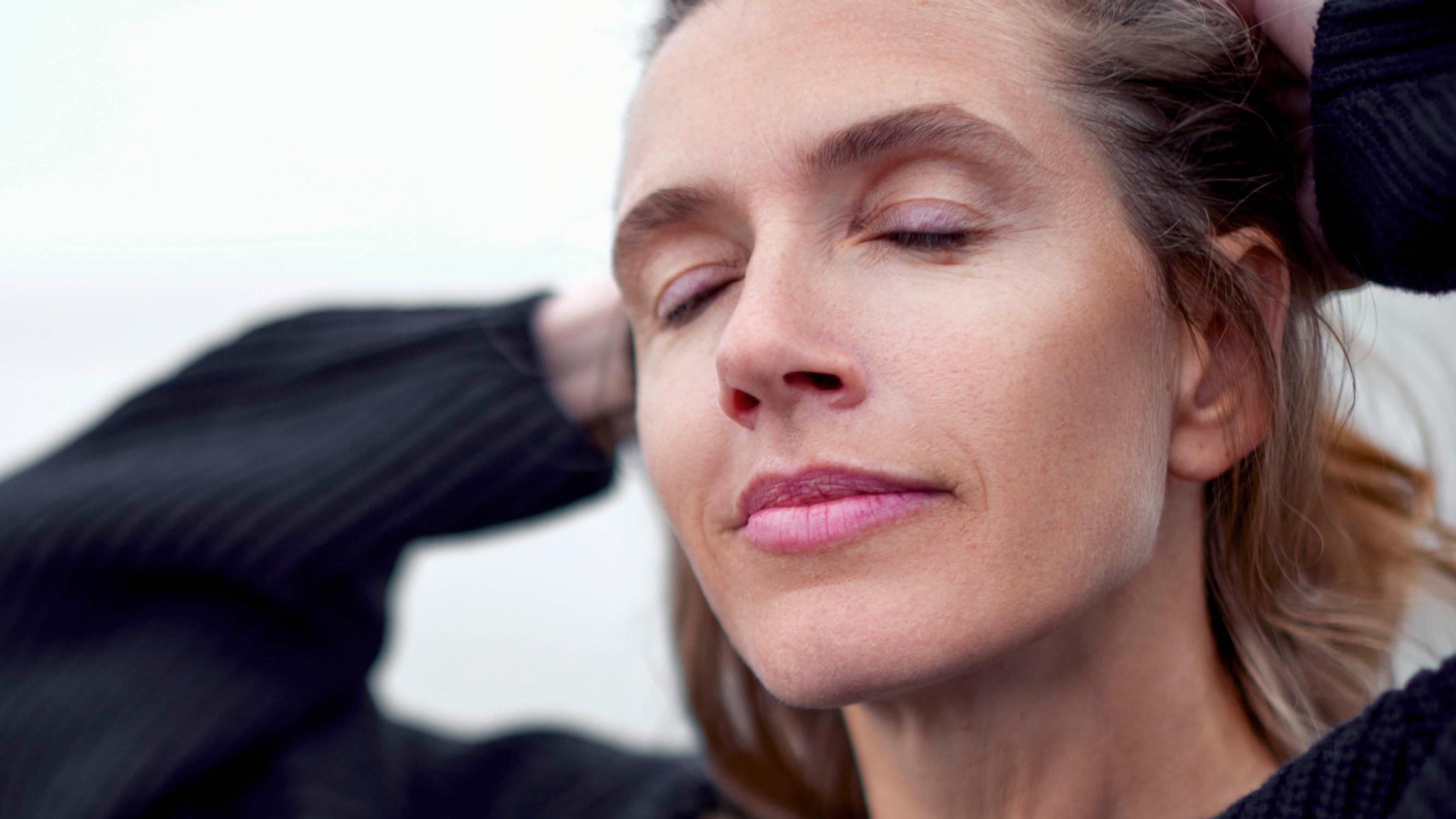 Kaipaatko mielenrauhaa? Psykologi kertoo 3 kohdan tehtävälistan, joka auttaa levottomuuteen