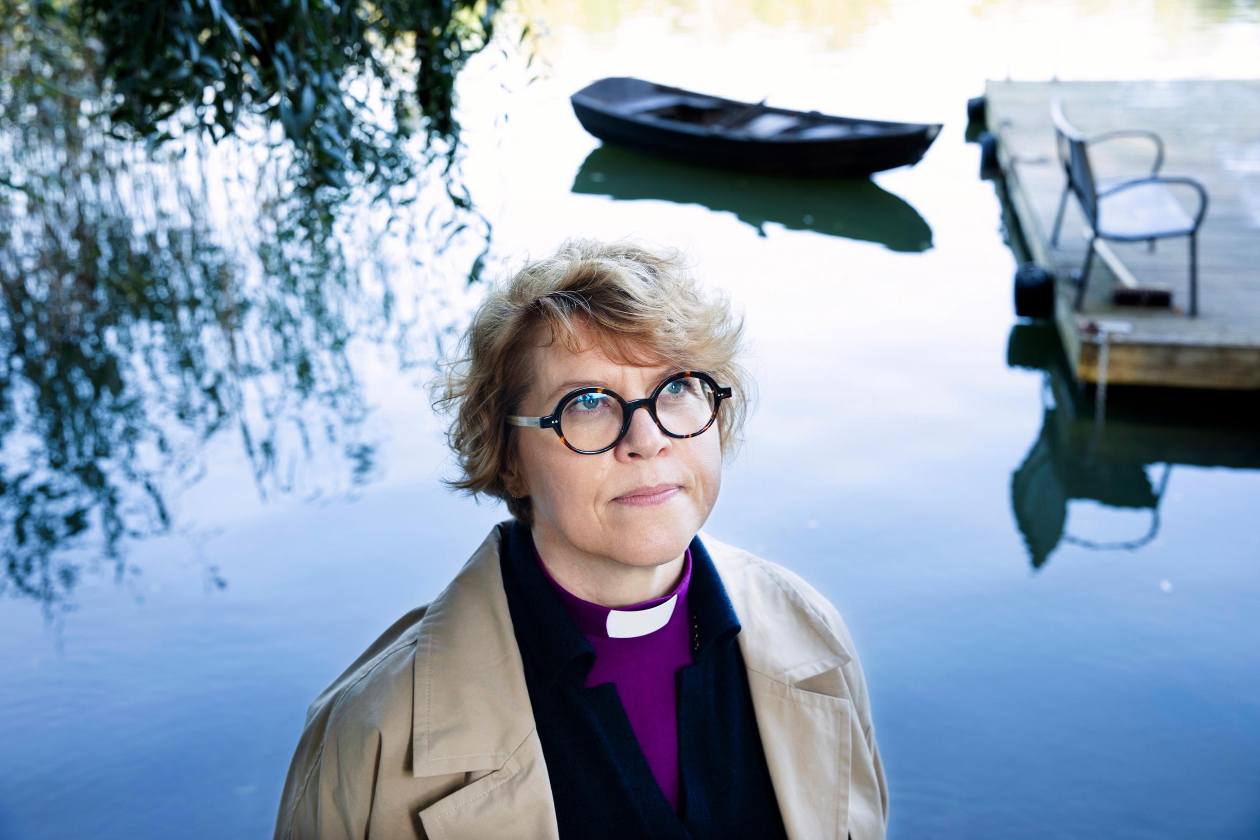 Viime keväänä Lauttasaaren seurakunnassa järjestettiin keskustelusarja Yksikin uhri on liikaa. Pian seurakunnassa alkaa vertaistukitoiminta vaikeassa elämäntilanteessa oleville. ”Aina ei ole ilmeistä, missä hätä on suurin. Se voi olla siellä, mistä ei kuulu mitään”, Kaisamari Hintikka ohtii.