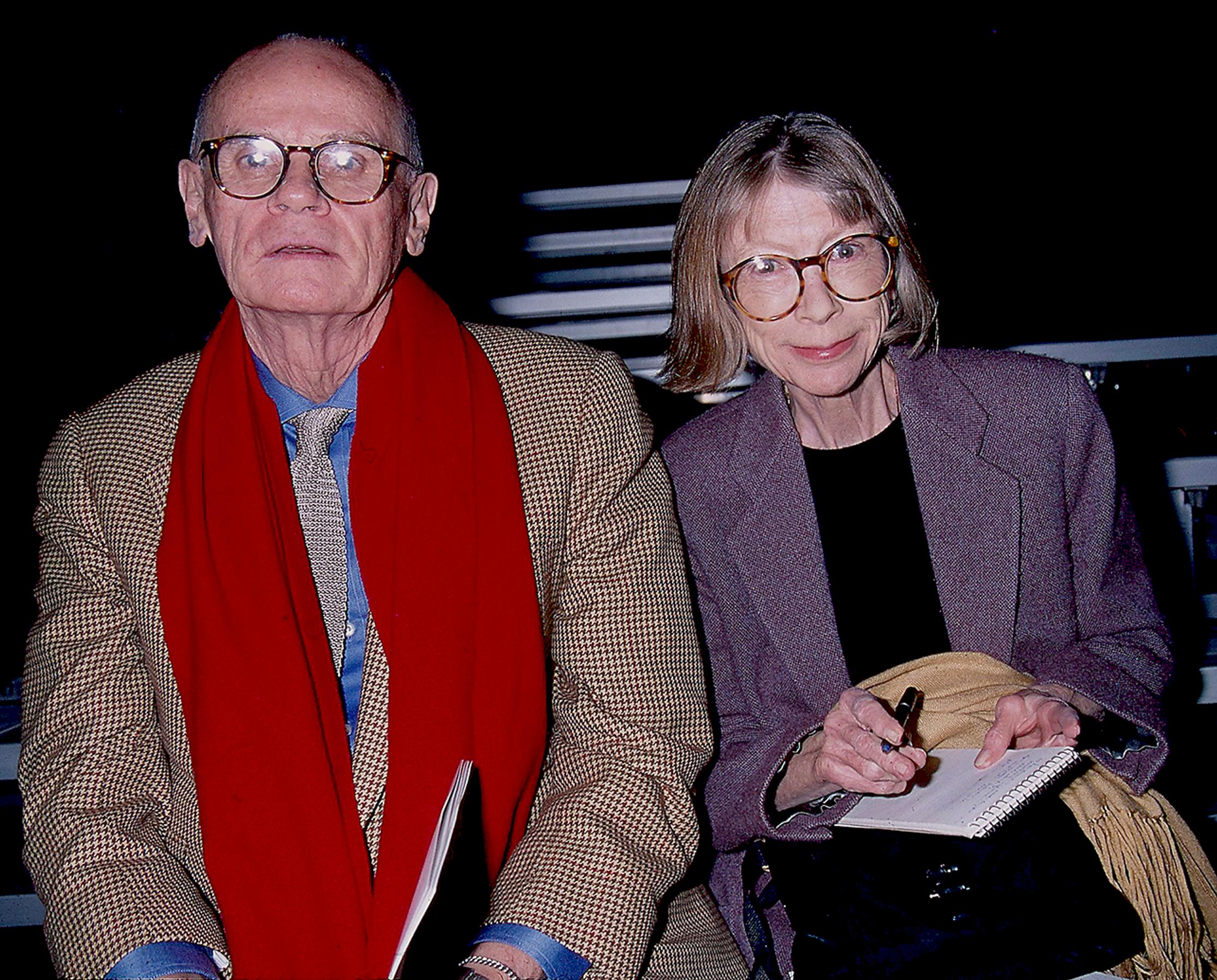 Joan ja John olivat erottamattomat. Heillä oli tapana täydentää toistensa lauseita. John teki sitä useammin kuin Joan.