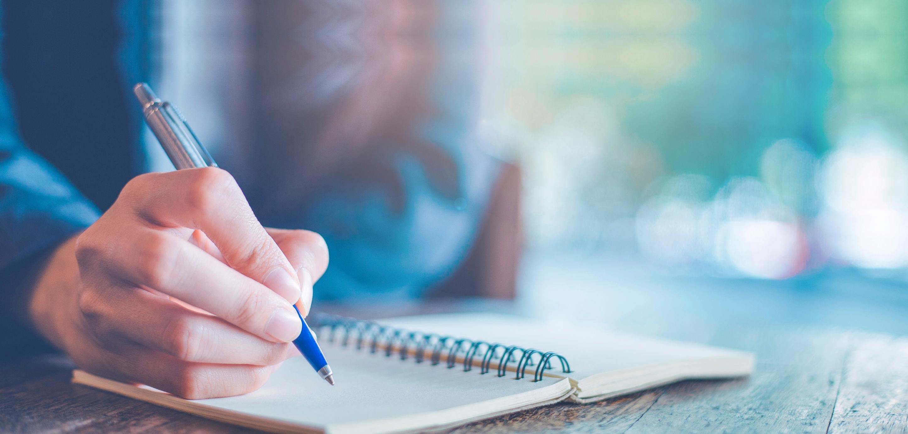 Kolme sivua joka aamu: näin aamusivut auttavat pääsemään pelon ja kielteisyyden toiselle puolelle