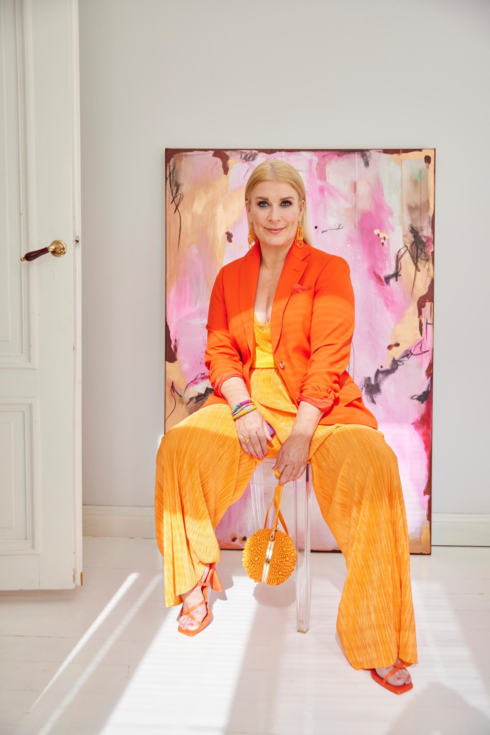 Kirsi Alm-Siira jäi eron jälkeen asumaan parin entiseen yhteiseen kotiin Helsingin Punavuoreen. Taustalla on Kirsin uusin hankinta, porilaisen Ella-Kaisa Helanderin teos.