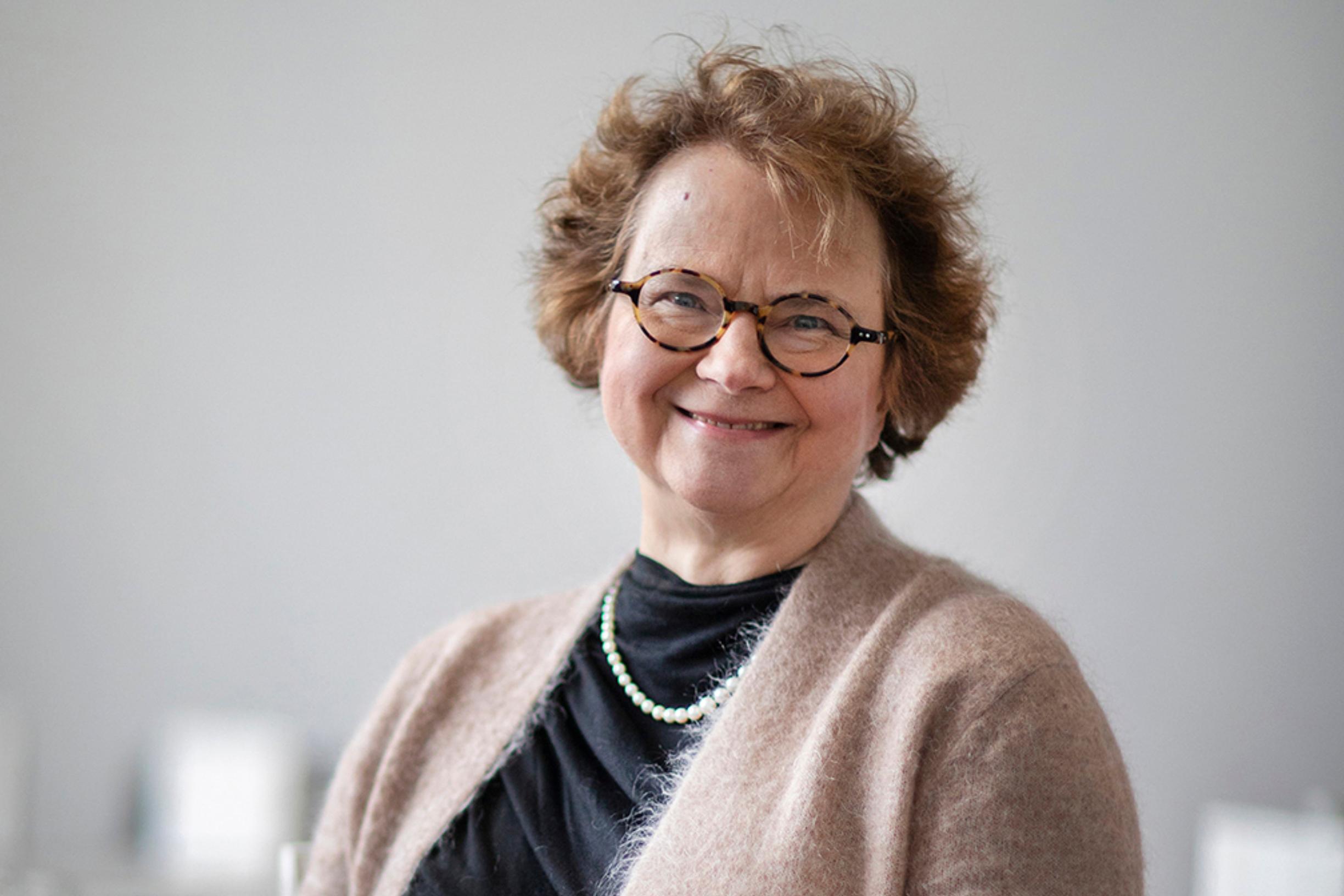 Ikääntyminen muutti professori Laura Kolben käsitystä omasta vartalosta: ”Olen armollinen tälle pikku bodylle, jossa henki vielä leuhuu”