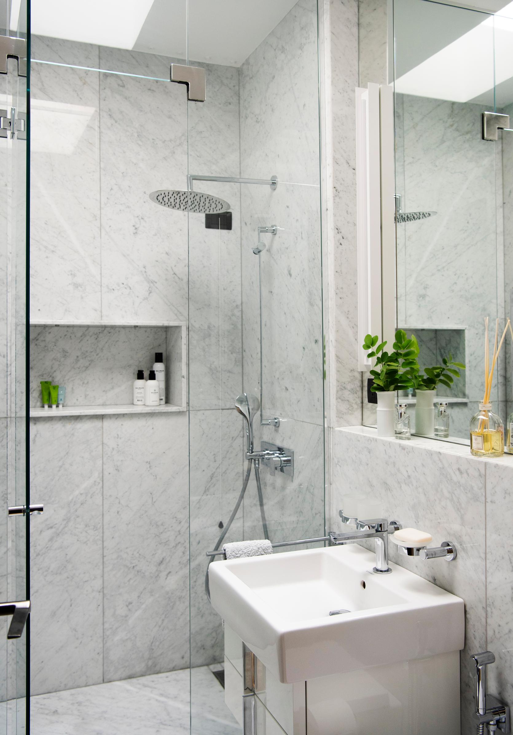 Molemmissa makuuhuoneissa on Carraran marmorista tehdyt kylpyhuoneet. Kylpyhuoneisiin tulee kaunis, pehmeä valo kattoikkunoista.