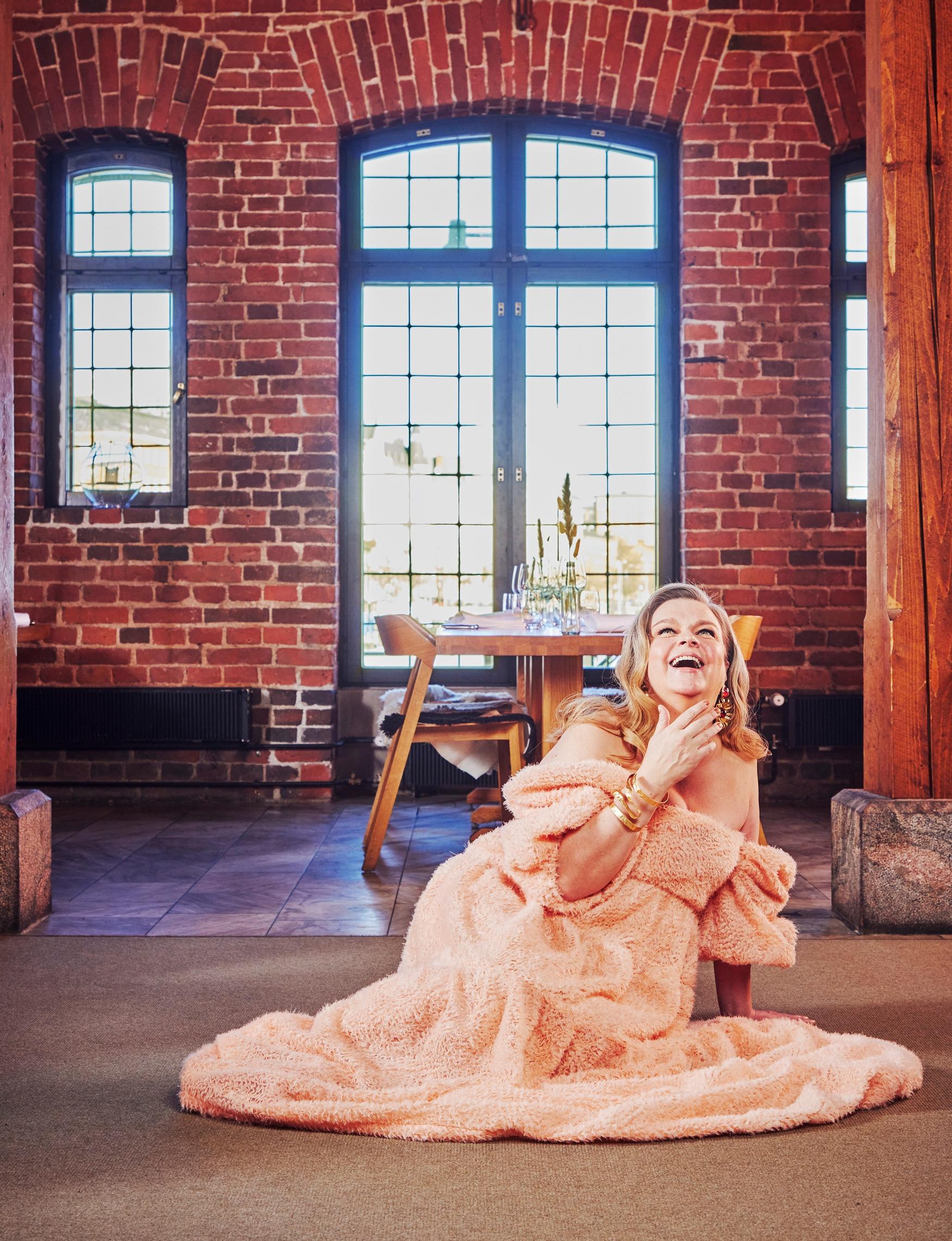 Elina Knihtilä esittelee upeat, runsaat juhla-asut – katso helpot ideat niin mekko- kuin housuasuihin