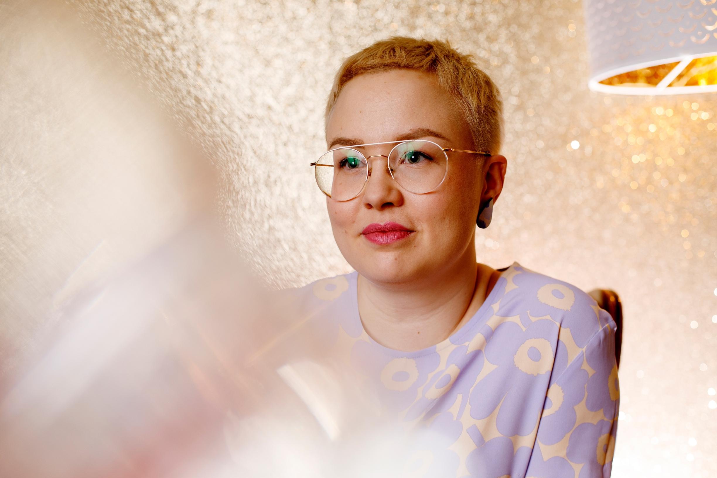 Lääkäri Anni Saukkola puhuu julkisuudessa terapiastaan ja masennuksestaan, koska haluaa lievittää häpeää: ”Hoivatyössä joutuu usein kamppailemaan jaksamisensa kanssa”