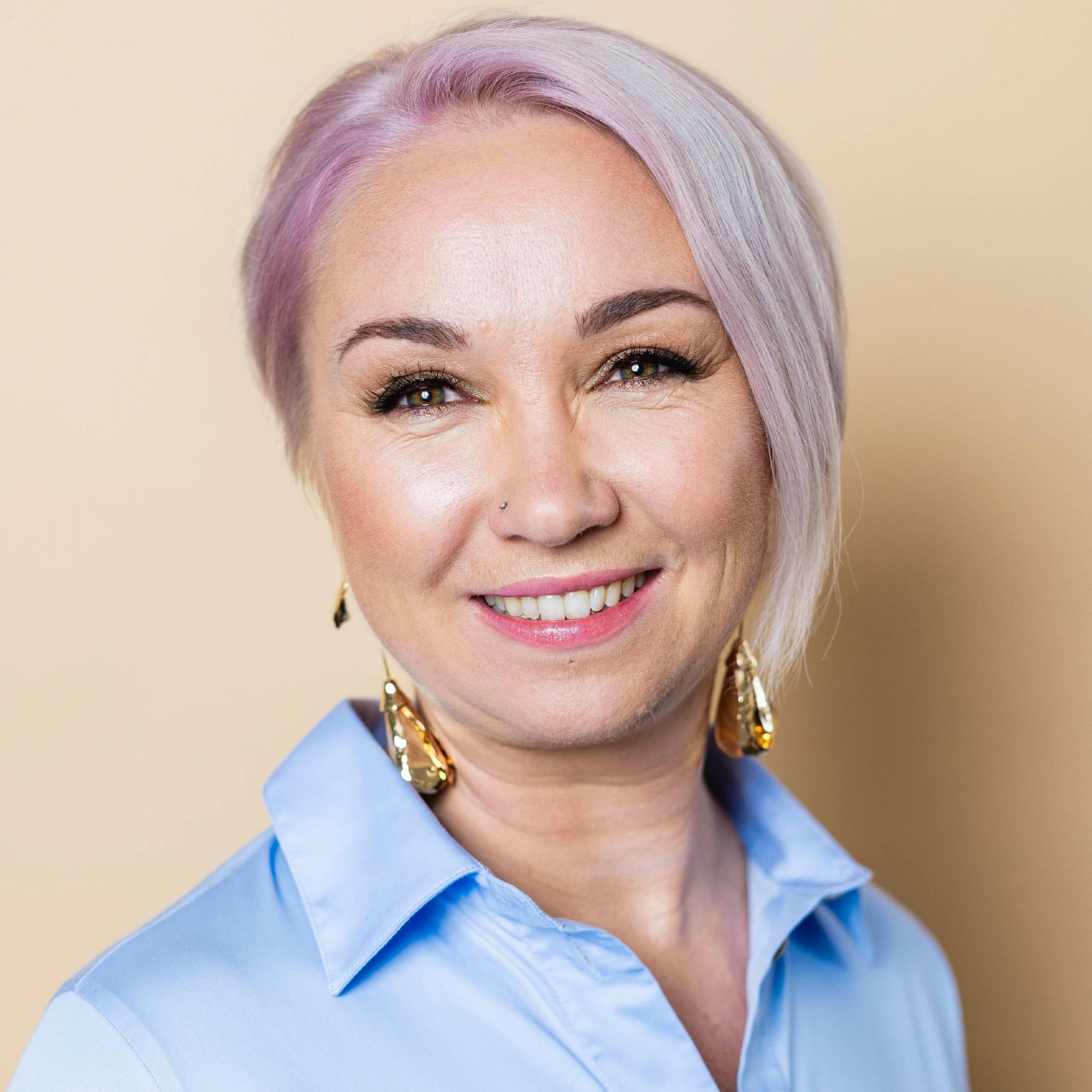 Riikka-Liisan, 44, hiukset alkoivat ohentua viisi vuotta sitten – muuttumisleikissä hennot hiukset saivat lisää tuuheutta ja upean uuden värin