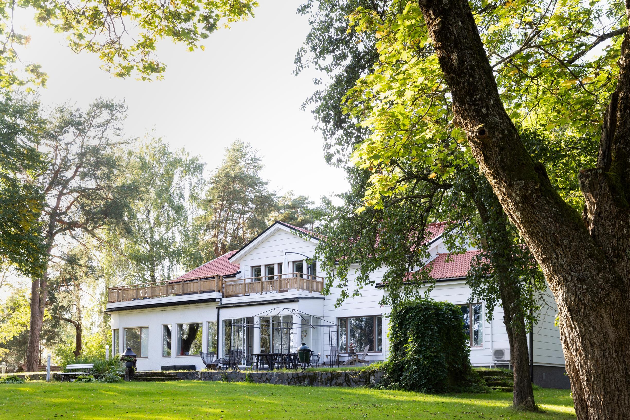 Vaikka pihaa ja puutarhaa on avarrettu ja kasvustoa karsittu, etupihan vanhoihin puihin ei kajota. ”Tällaisia puita ei rahalla saa”, Jukka sanoo.