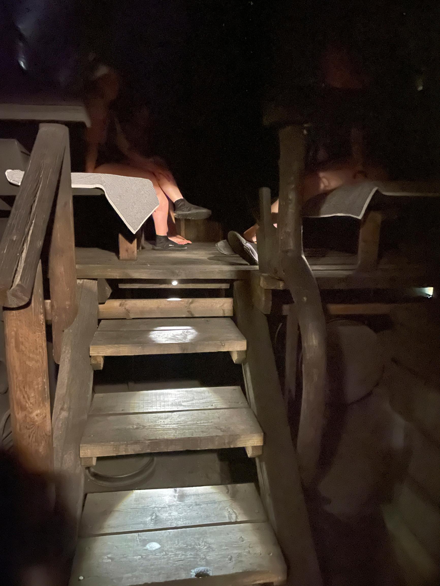 Luolasaunan lautelle johtavat rappuset 