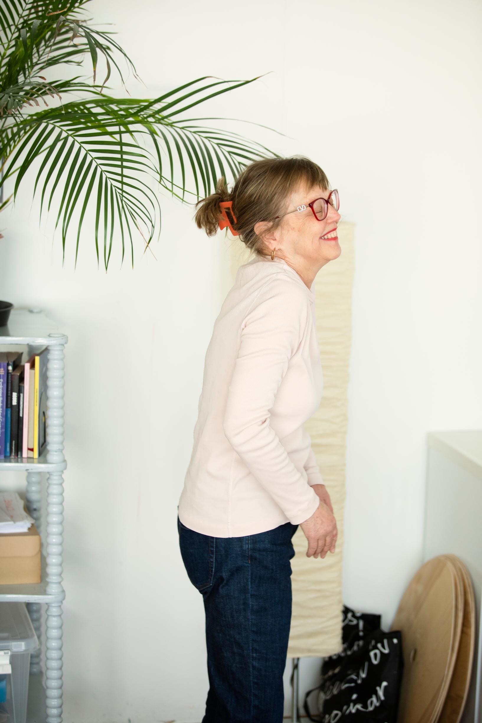 Tänä keväänä Liisasta tuli mummi. ”Oman paikan hahmottamiseen sukupolvien ketjussa ei liity haikeutta, ainoastaan iloa.”
