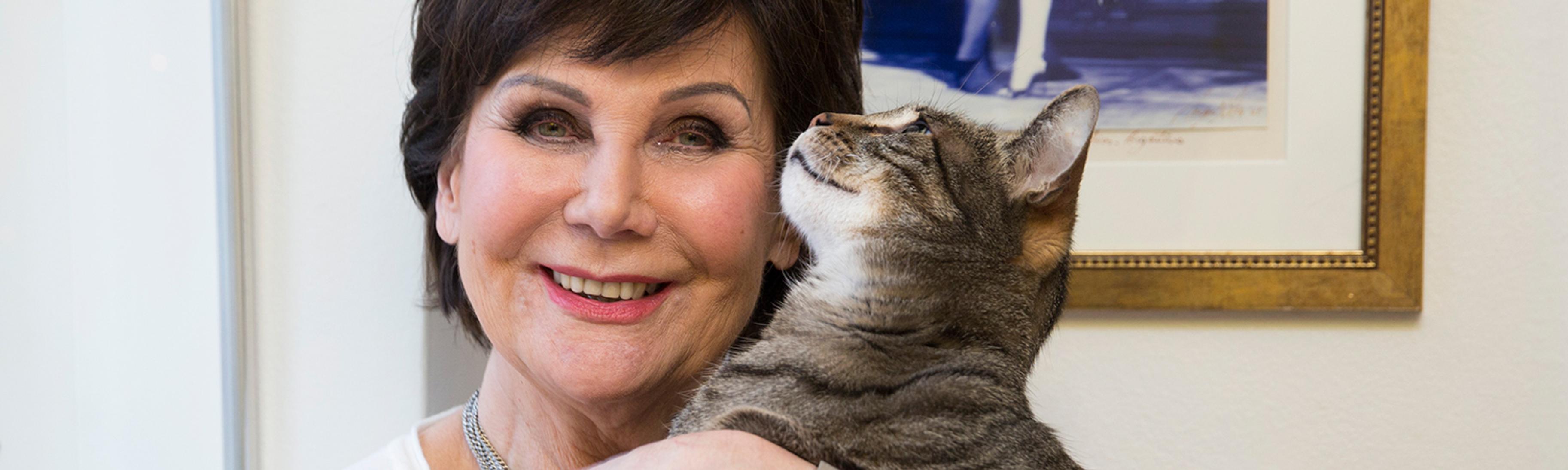 Pirkko Arstila tanssii Eetu-kissan kanssa valssia