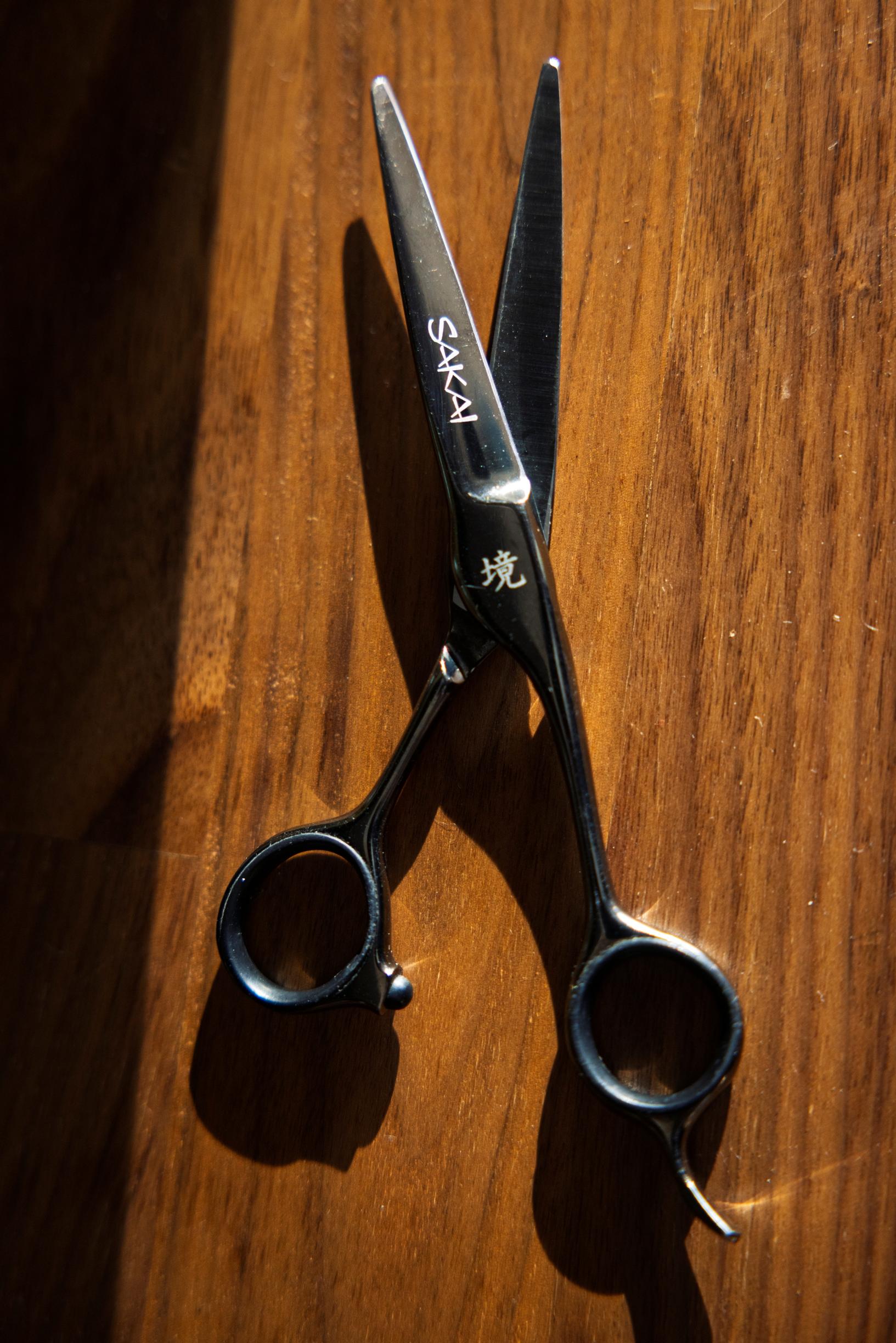 Energialeikkauksen välineet eroavat tavallisista. Siinä käytetään vain saksia, ei veistä. Hiusta ei ohenneta eikä rikota, vaan leikkauslinja jätetään vahvaksi.