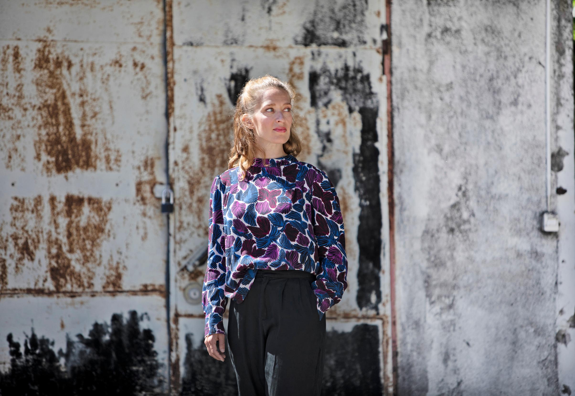 ”Näyttelemisessä oleellista on ehdoton keskittyminen. Se pakottaa unohtamaan kaiken muun ja päästämään irti omista asioista hetkeksi”, Elsa Saisio sanoo.